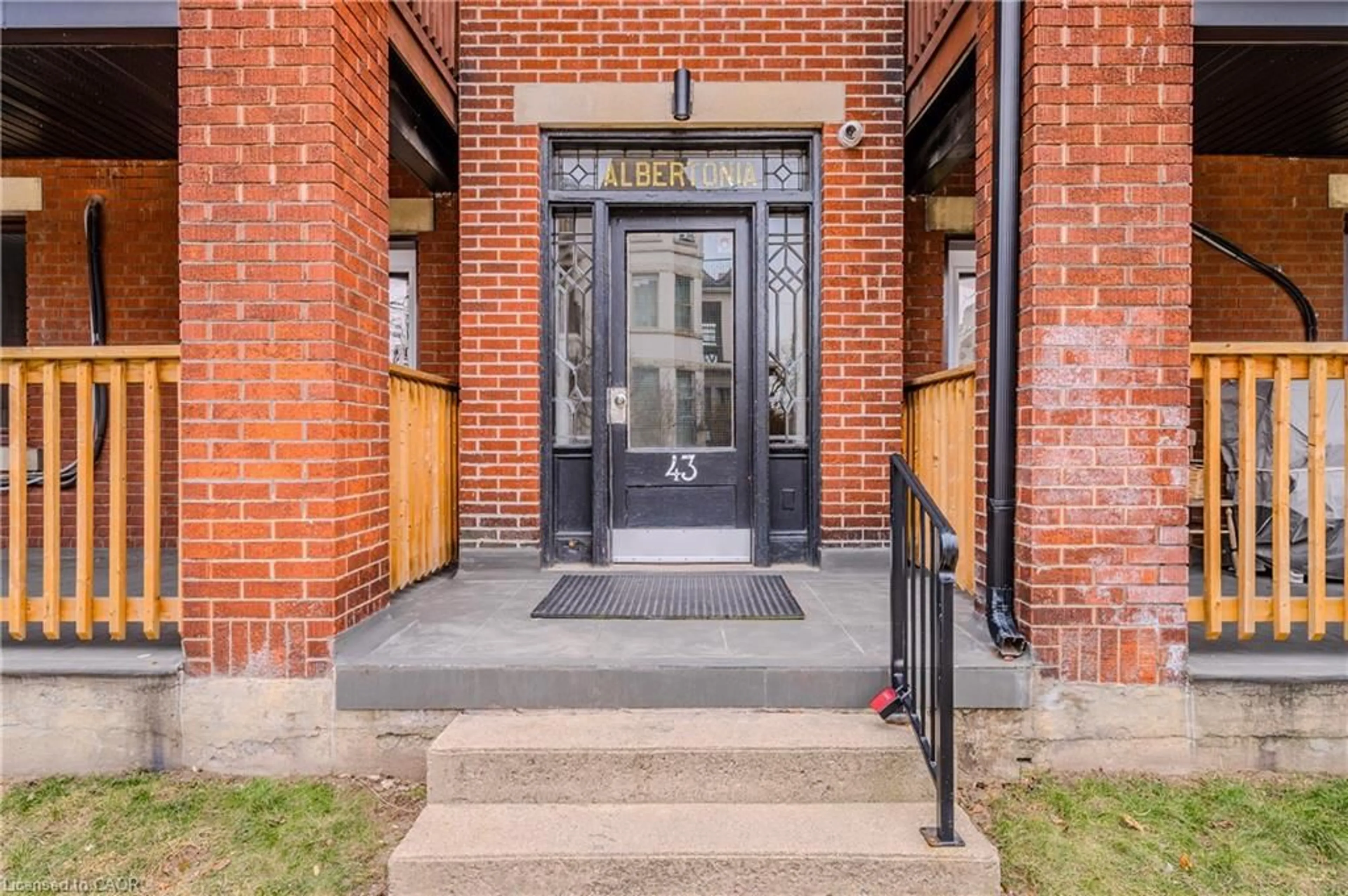 Indoor entryway for 41-43 Albert St, Hamilton Ontario L8M 2Y1