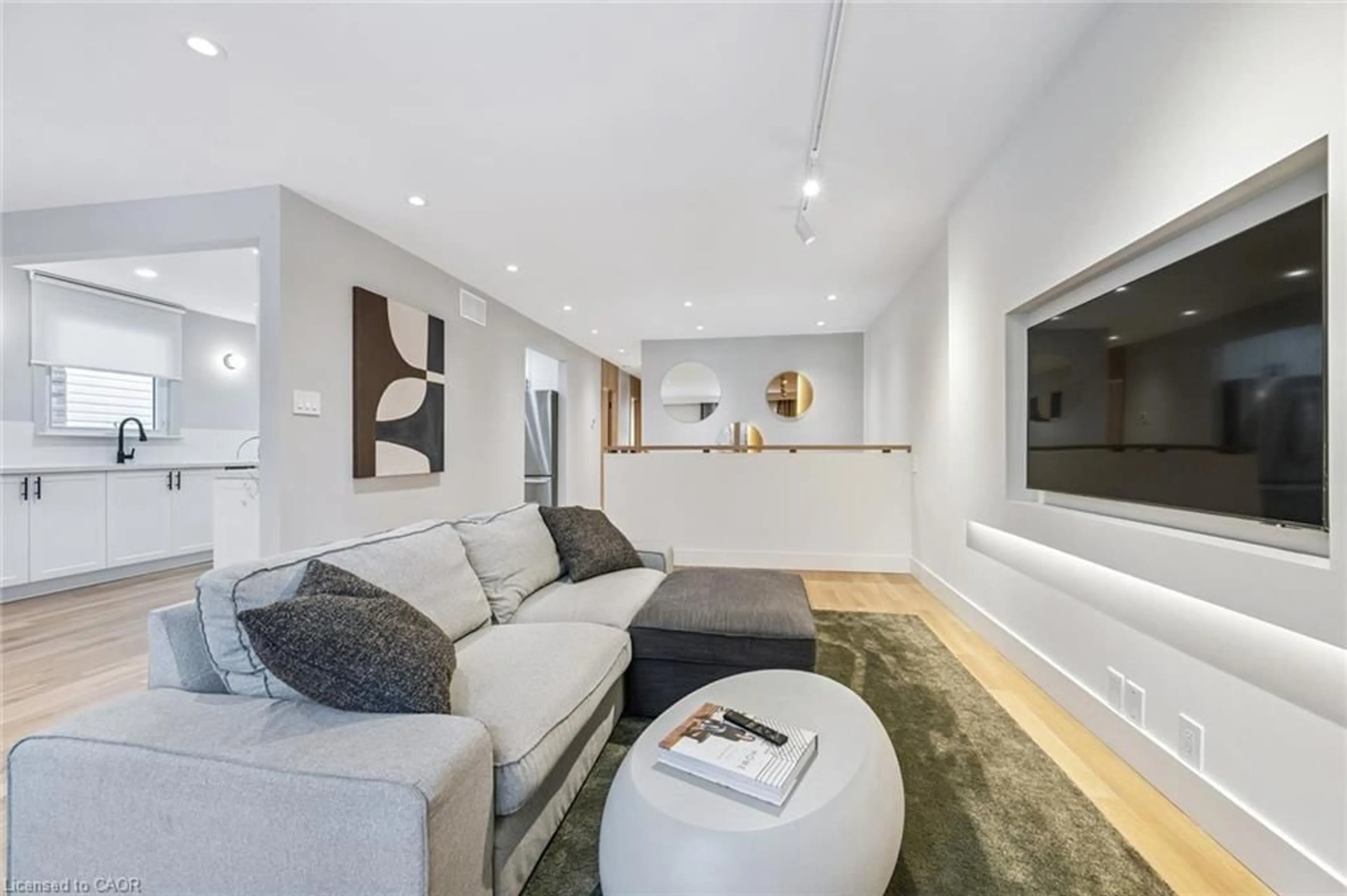 Living room with furniture, unknown for 1352 Vancouver Cres, Burlington Ontario L7M 1W2