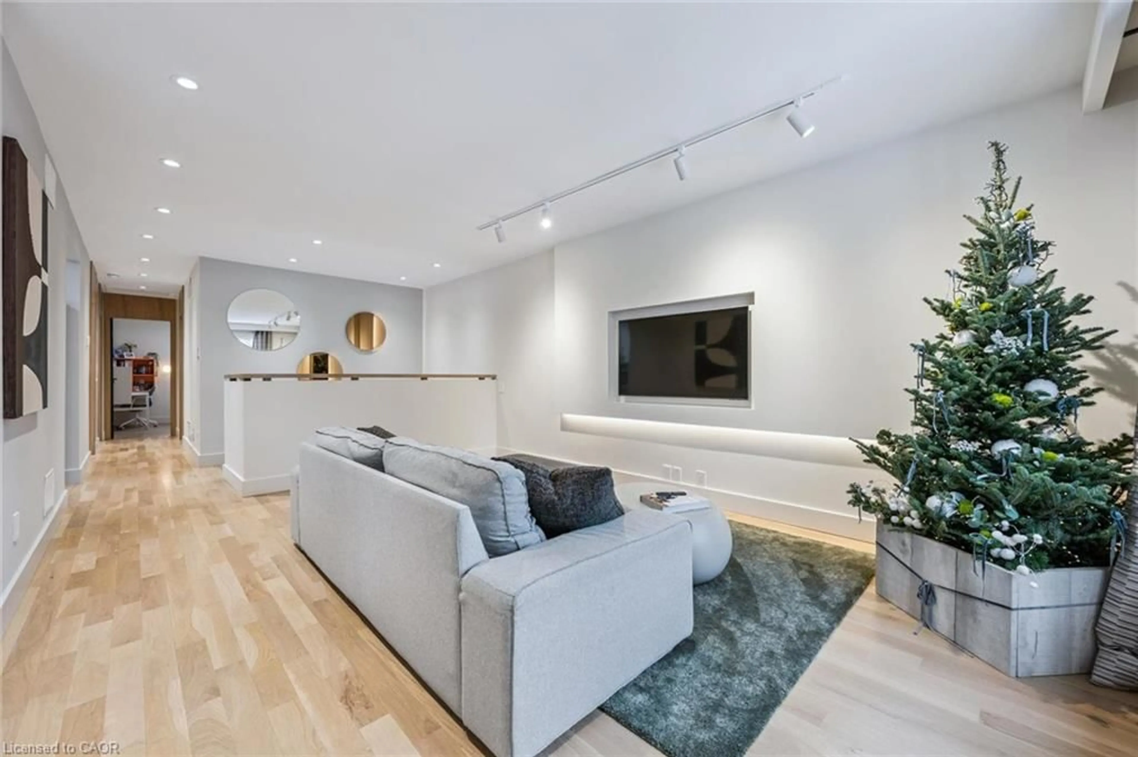 Living room with furniture, unknown for 1352 Vancouver Cres, Burlington Ontario L7M 1W2