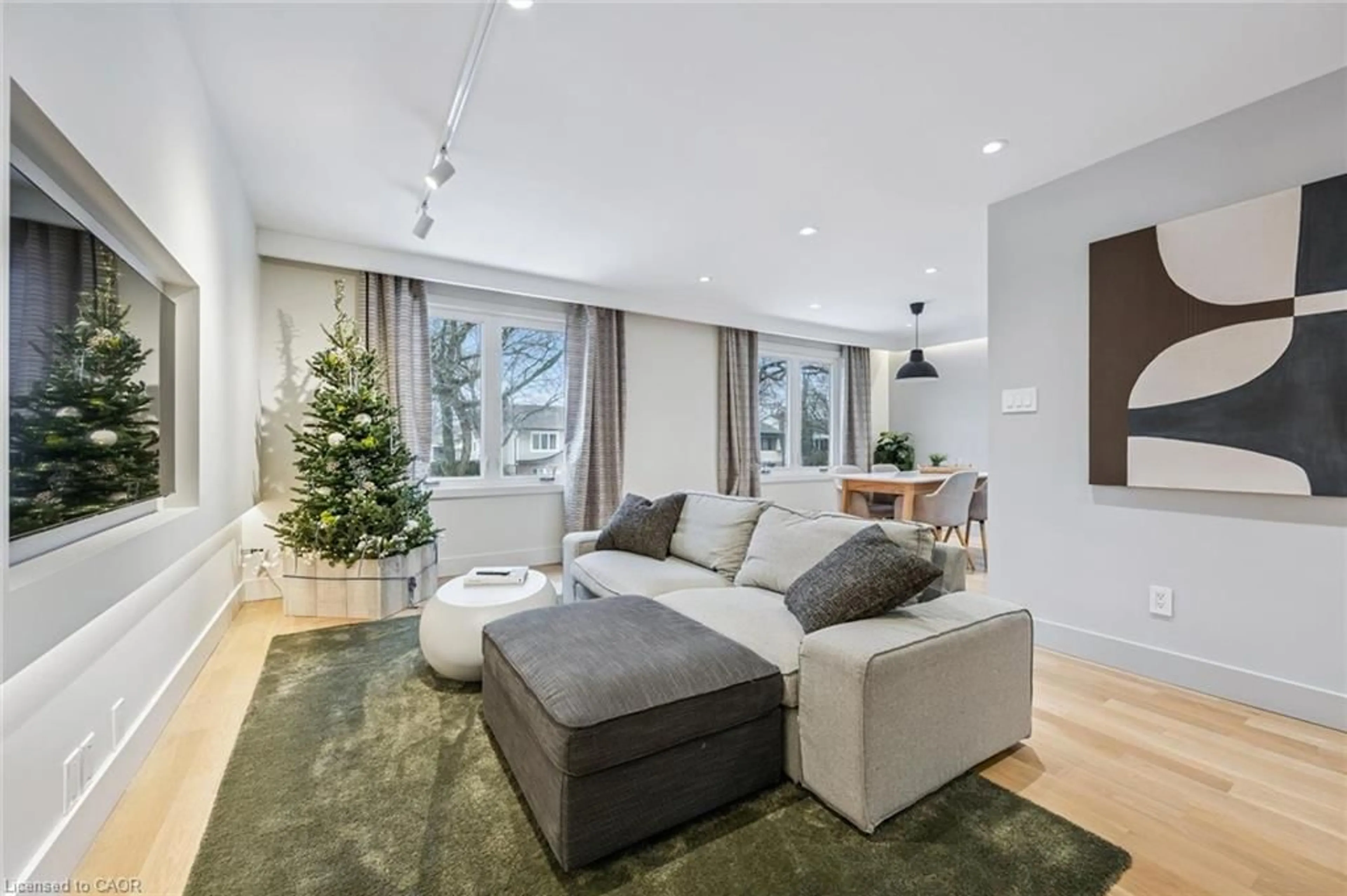 Living room with furniture, unknown for 1352 Vancouver Cres, Burlington Ontario L7M 1W2