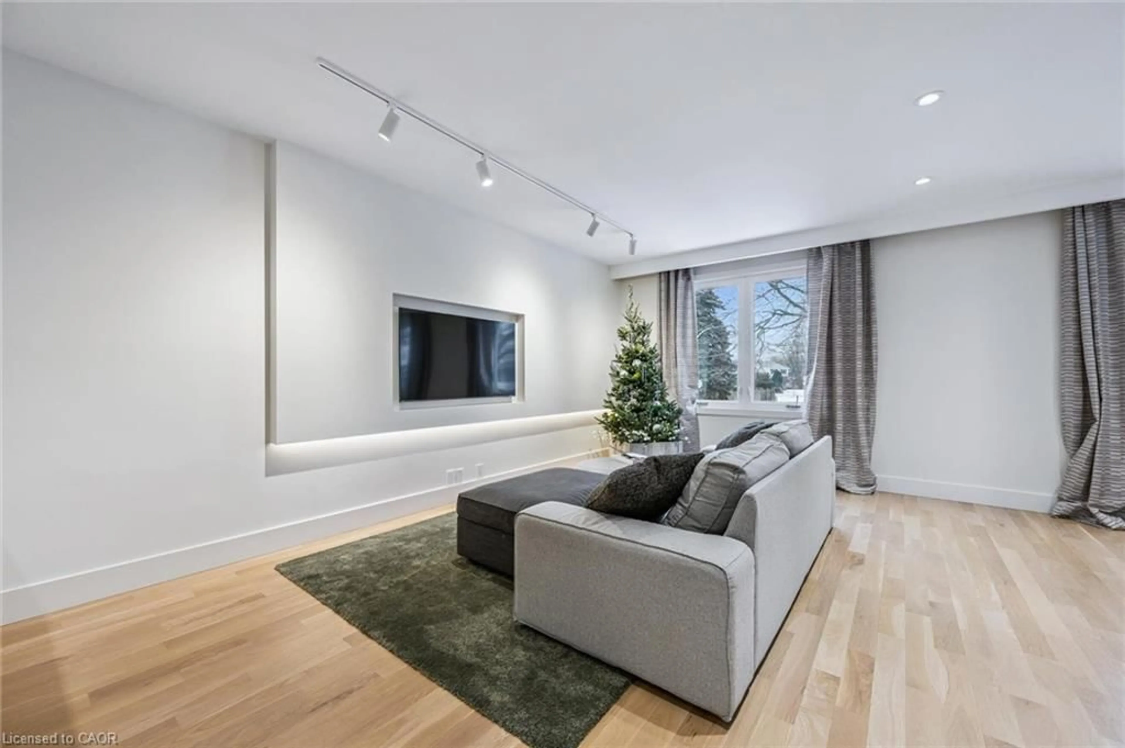 Living room with furniture, unknown for 1352 Vancouver Cres, Burlington Ontario L7M 1W2