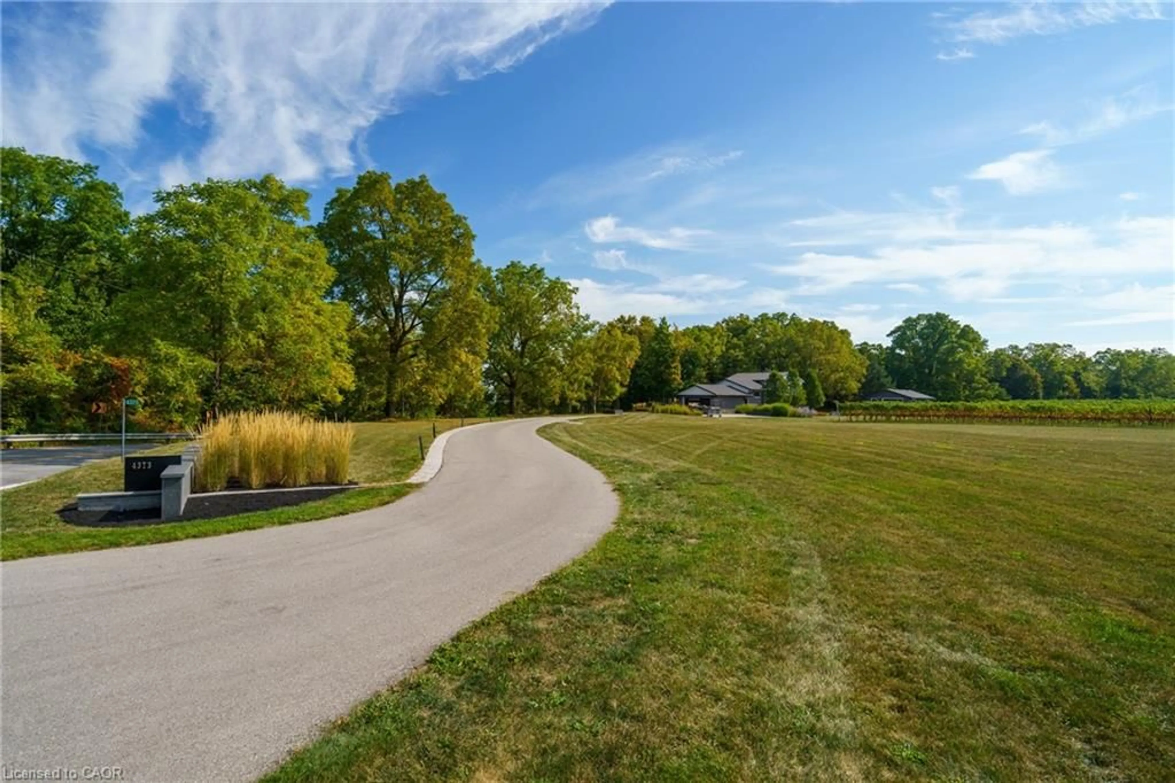A pic from outside/outdoor area/front of a property/back of a property/a pic from drone, unknown for 4373 Thirty Rd, Beamsville Ontario L0R 1B2