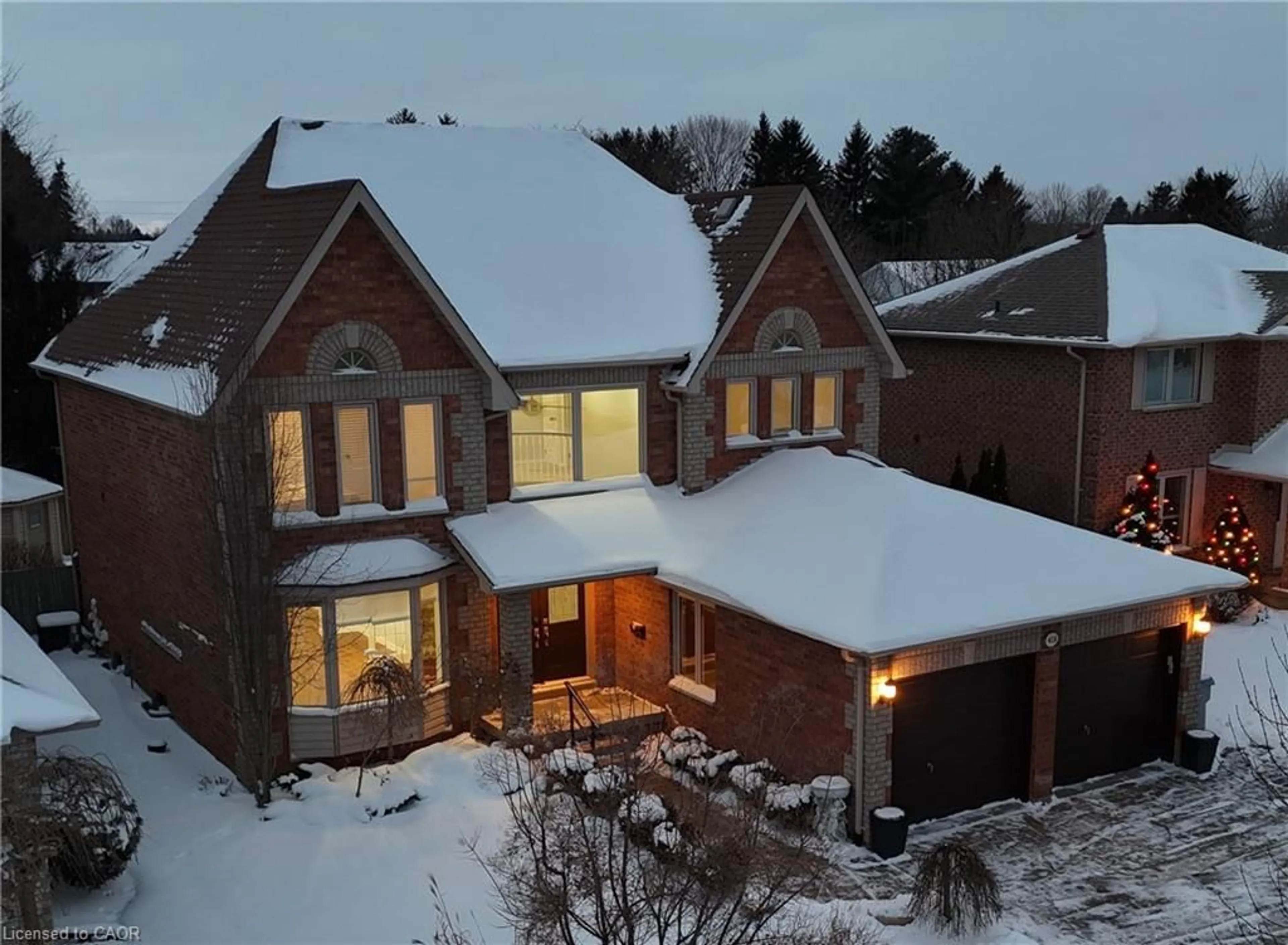 A pic from outside/outdoor area/front of a property/back of a property/a pic from drone, street for 418 Riverview Dr, Strathroy Ontario N7G 4A8