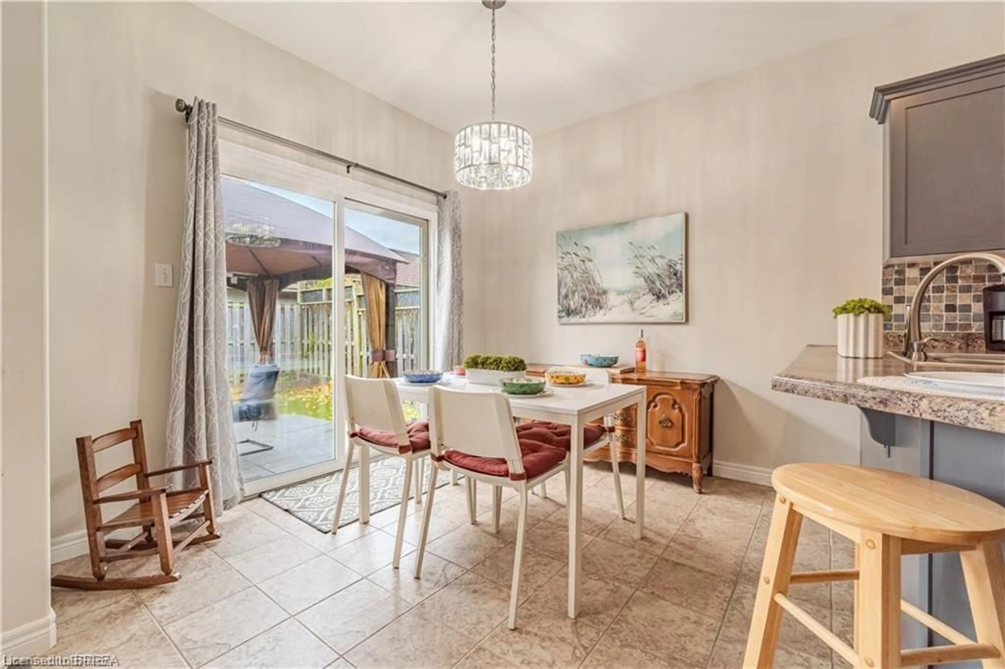 Dining room, ceramic/tile floor for 11 Irongate Dr, Paris Ontario N3L 4G4