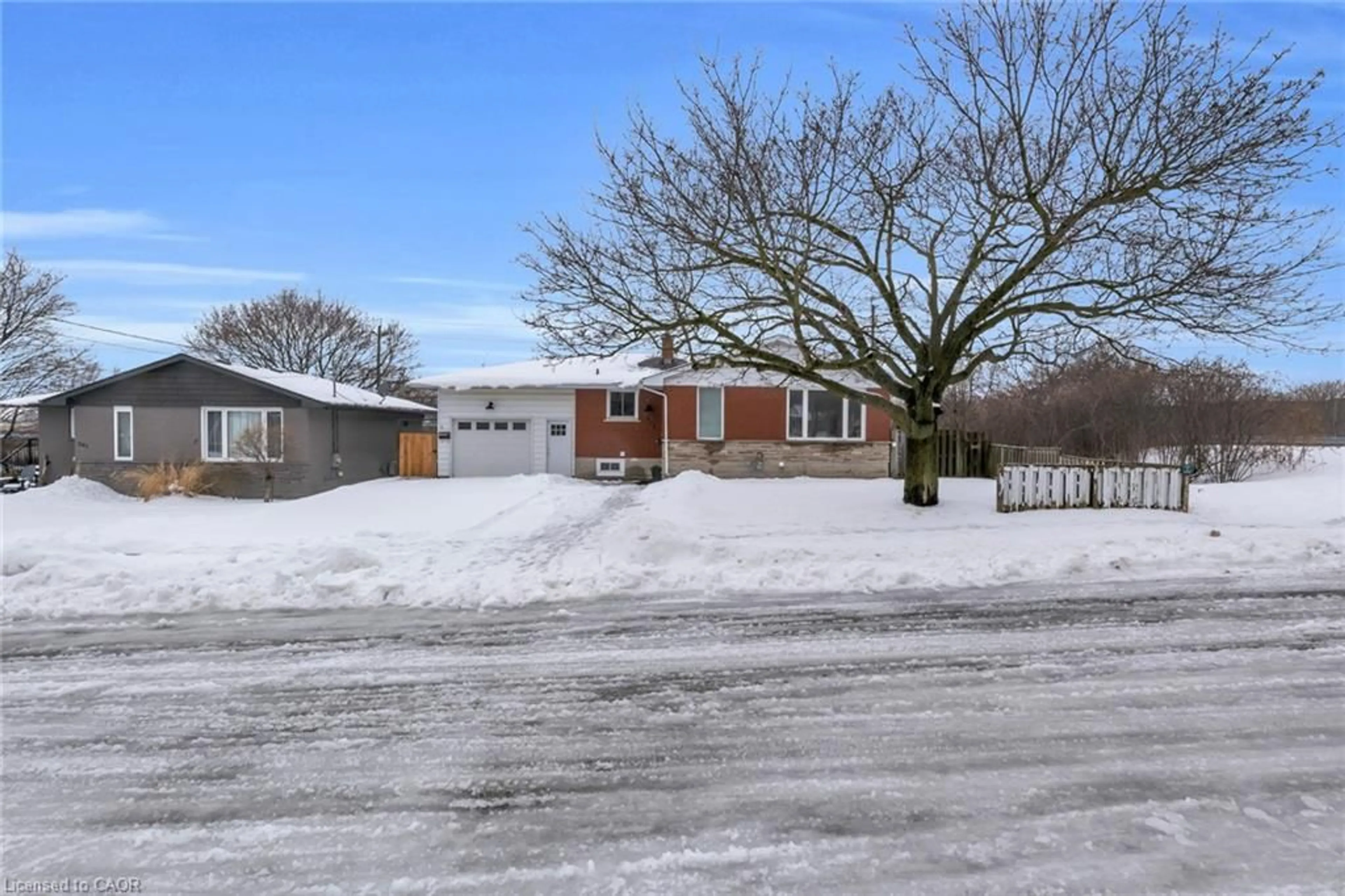 A pic from outside/outdoor area/front of a property/back of a property/a pic from drone, street for 373 Hillcrest Rd, Cambridge Ontario N3H 1B4