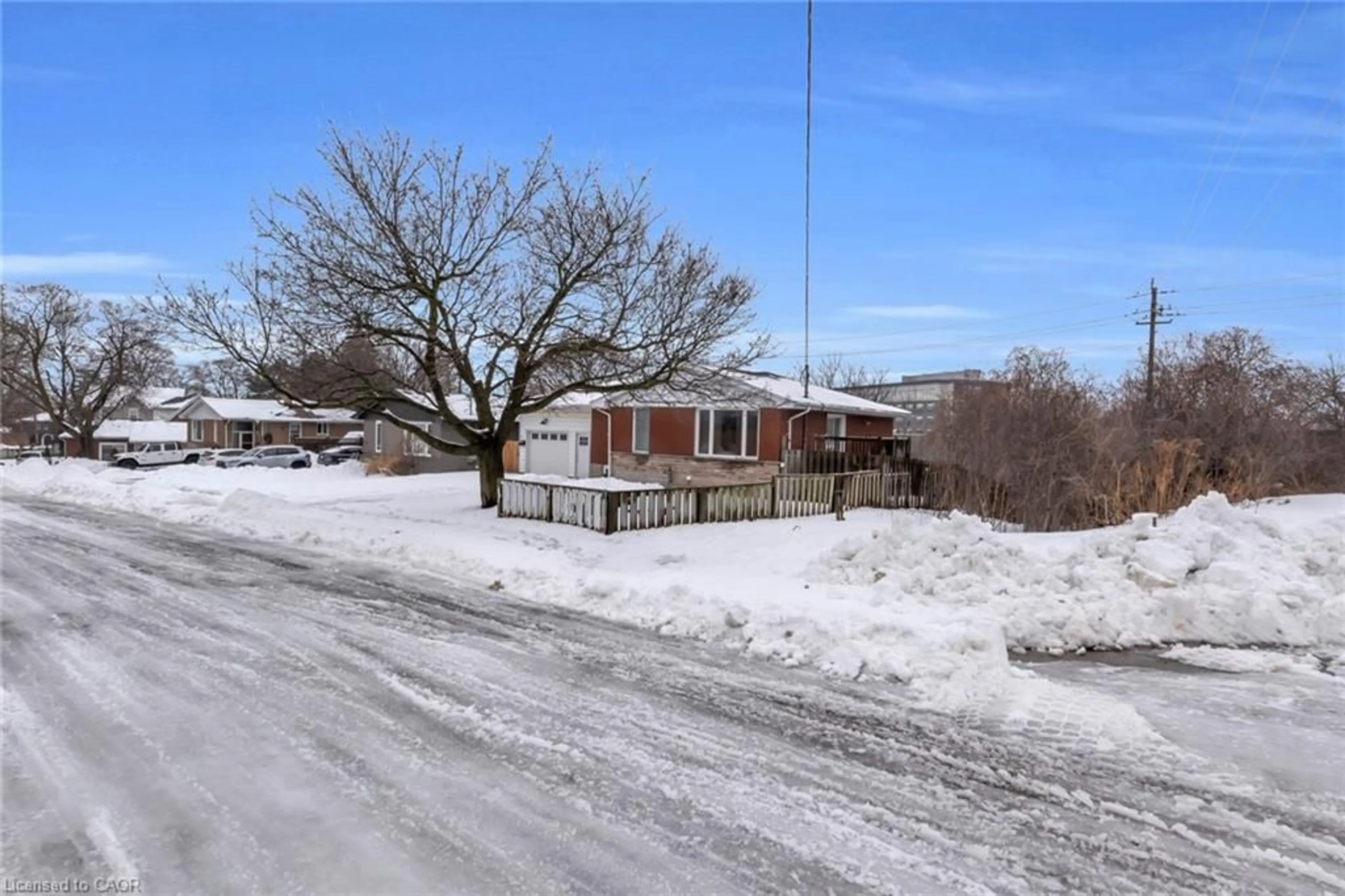 A pic from outside/outdoor area/front of a property/back of a property/a pic from drone, street for 373 Hillcrest Rd, Cambridge Ontario N3H 1B4