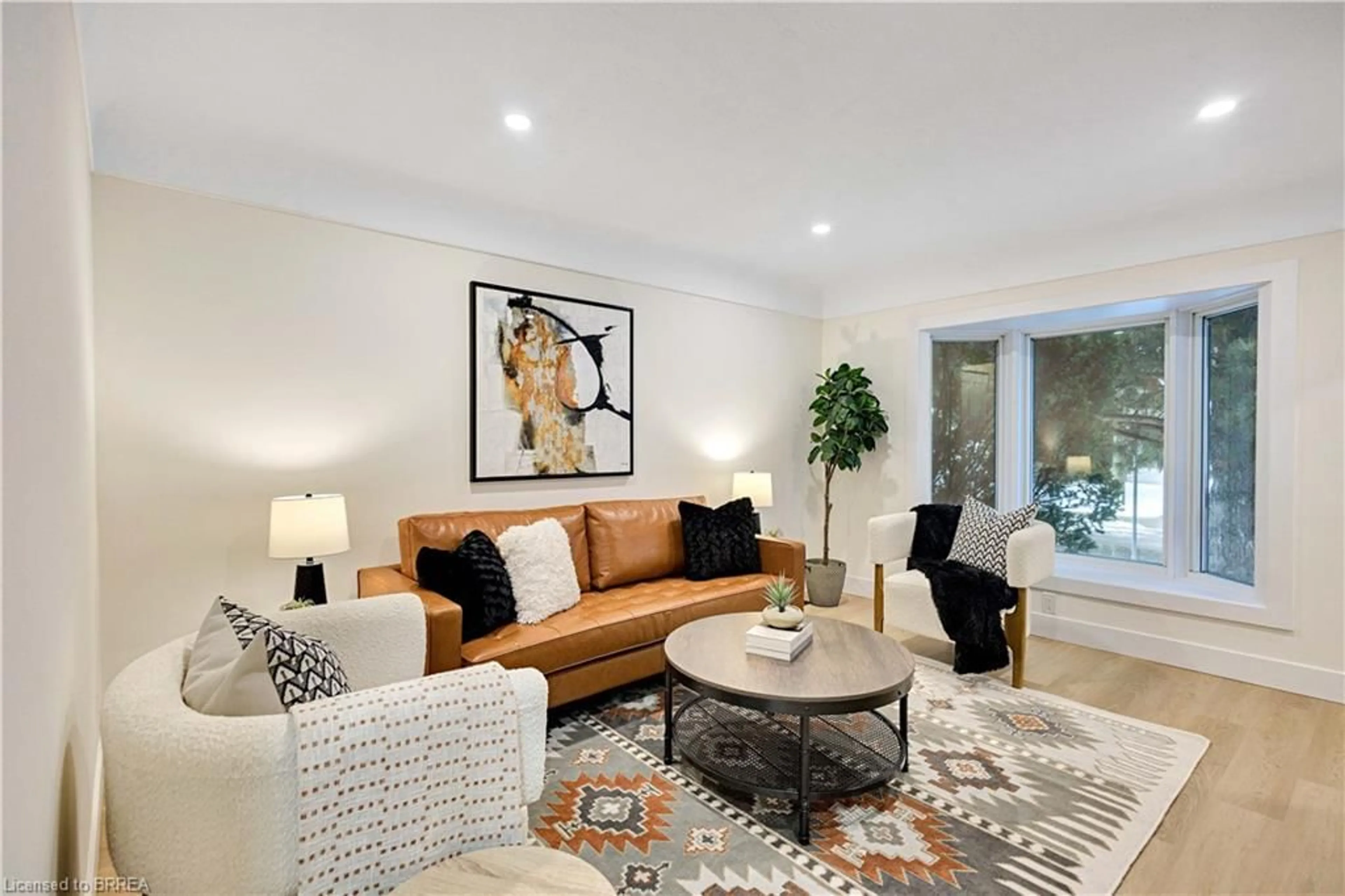 Living room with furniture, unknown for 269 East 28th St, Hamilton Ontario L8V 3J2