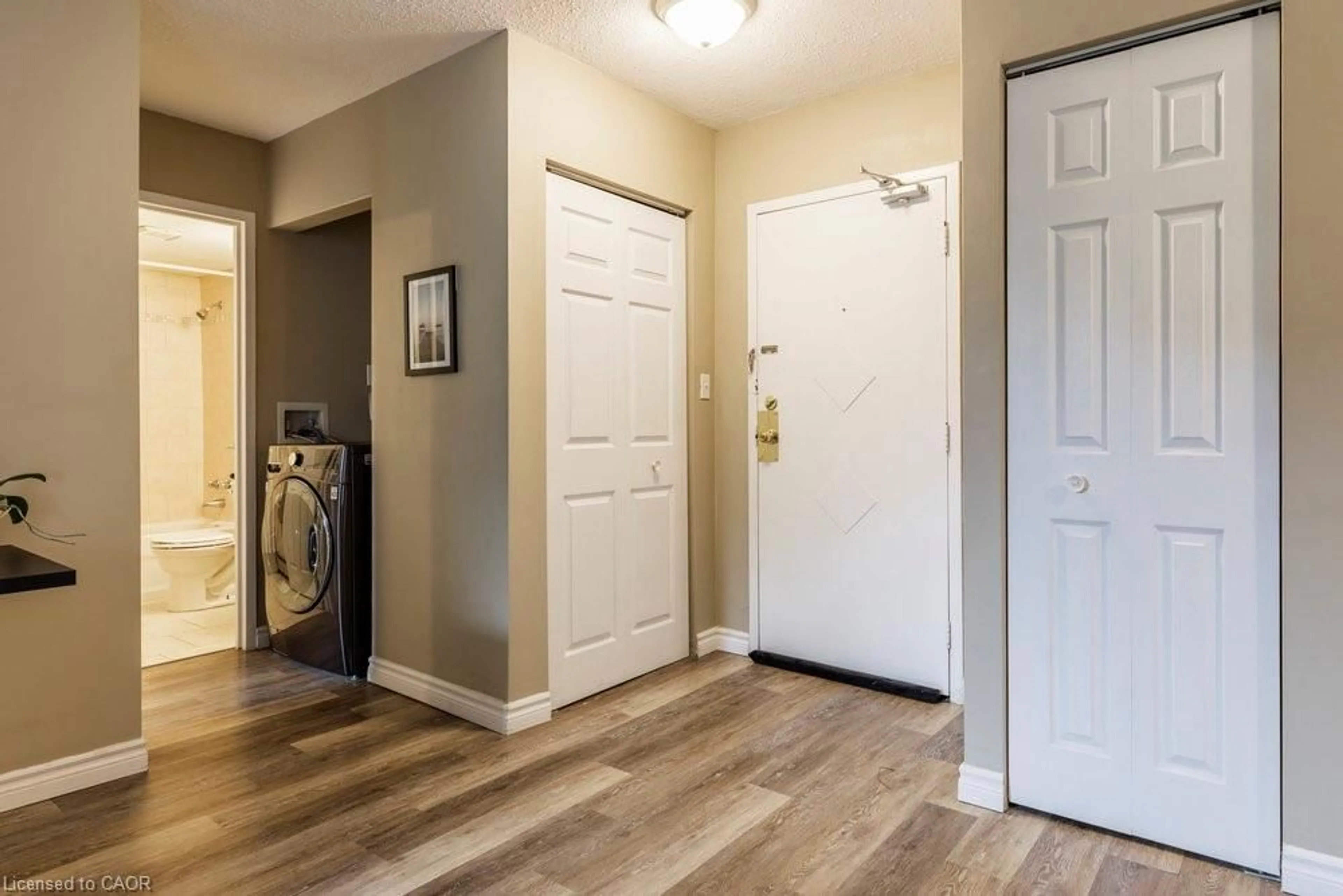 Indoor entryway for 75 Glenburn Crt #409, Hamilton Ontario L8E 1C7