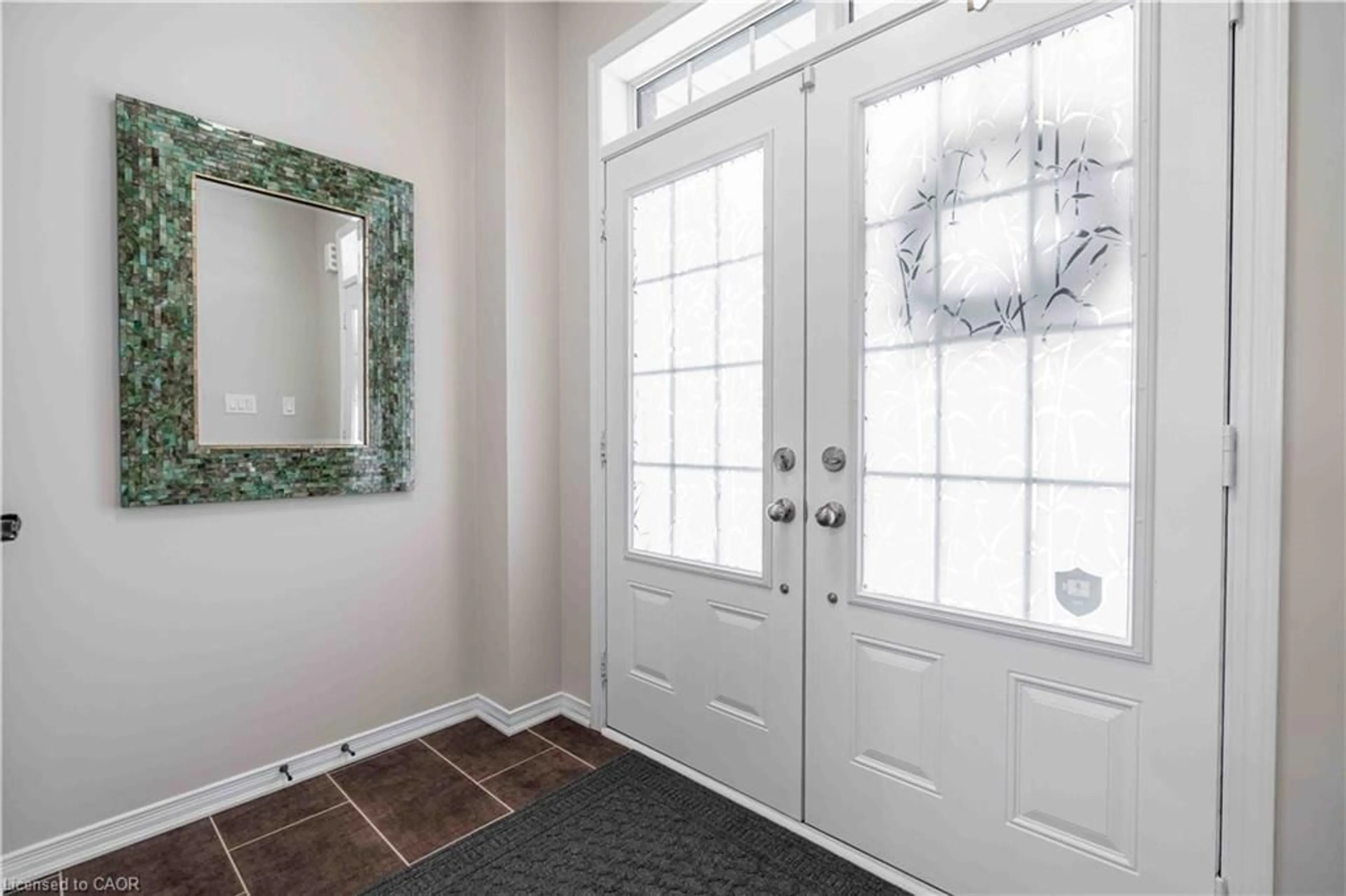 Indoor entryway for 115 Larry Cres, Caledonia Ontario N3W 0B2