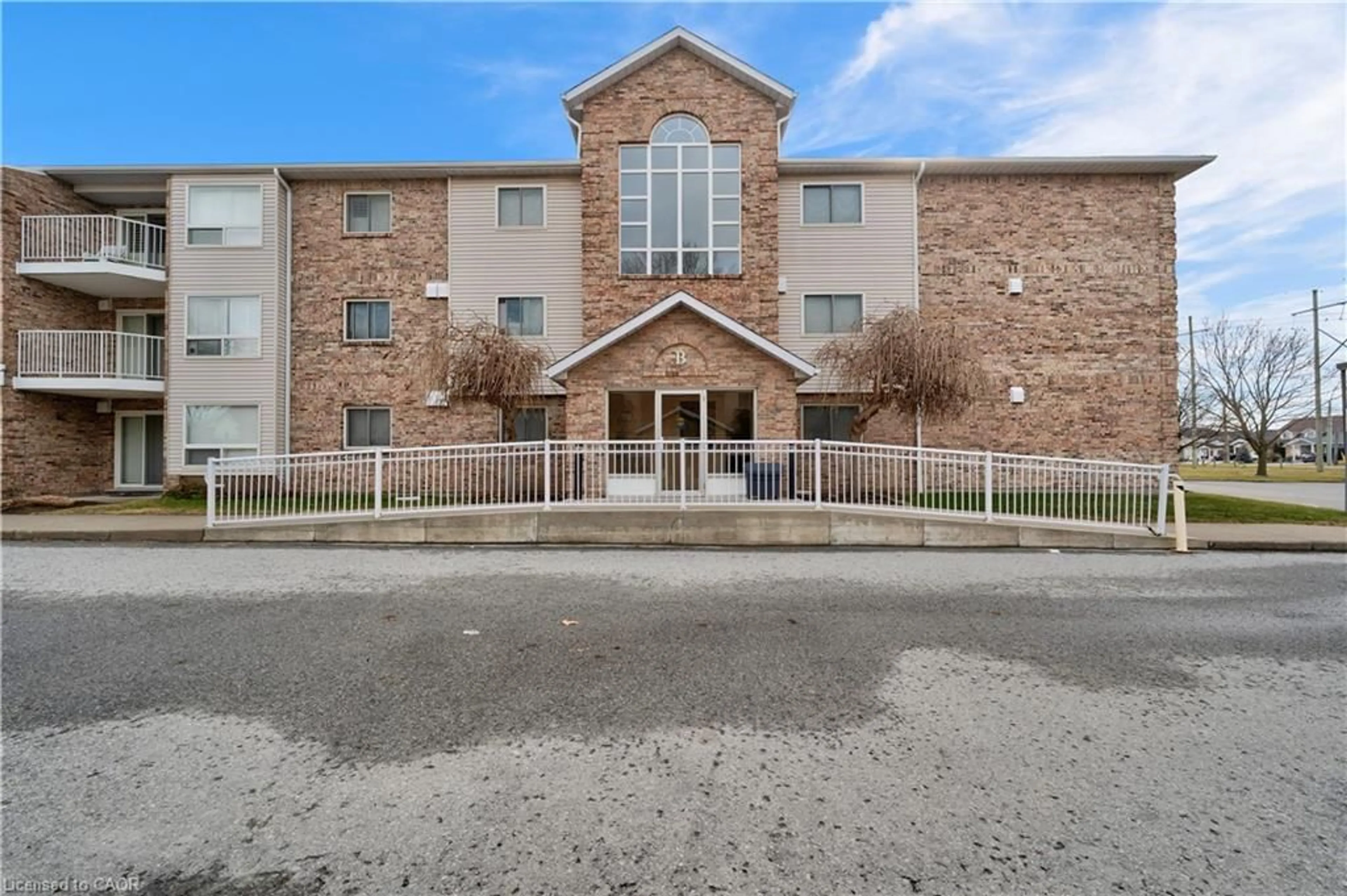 Indoor foyer for 1061 Vansickle Rd #303B, St. Catharines Ontario L2M 2X4