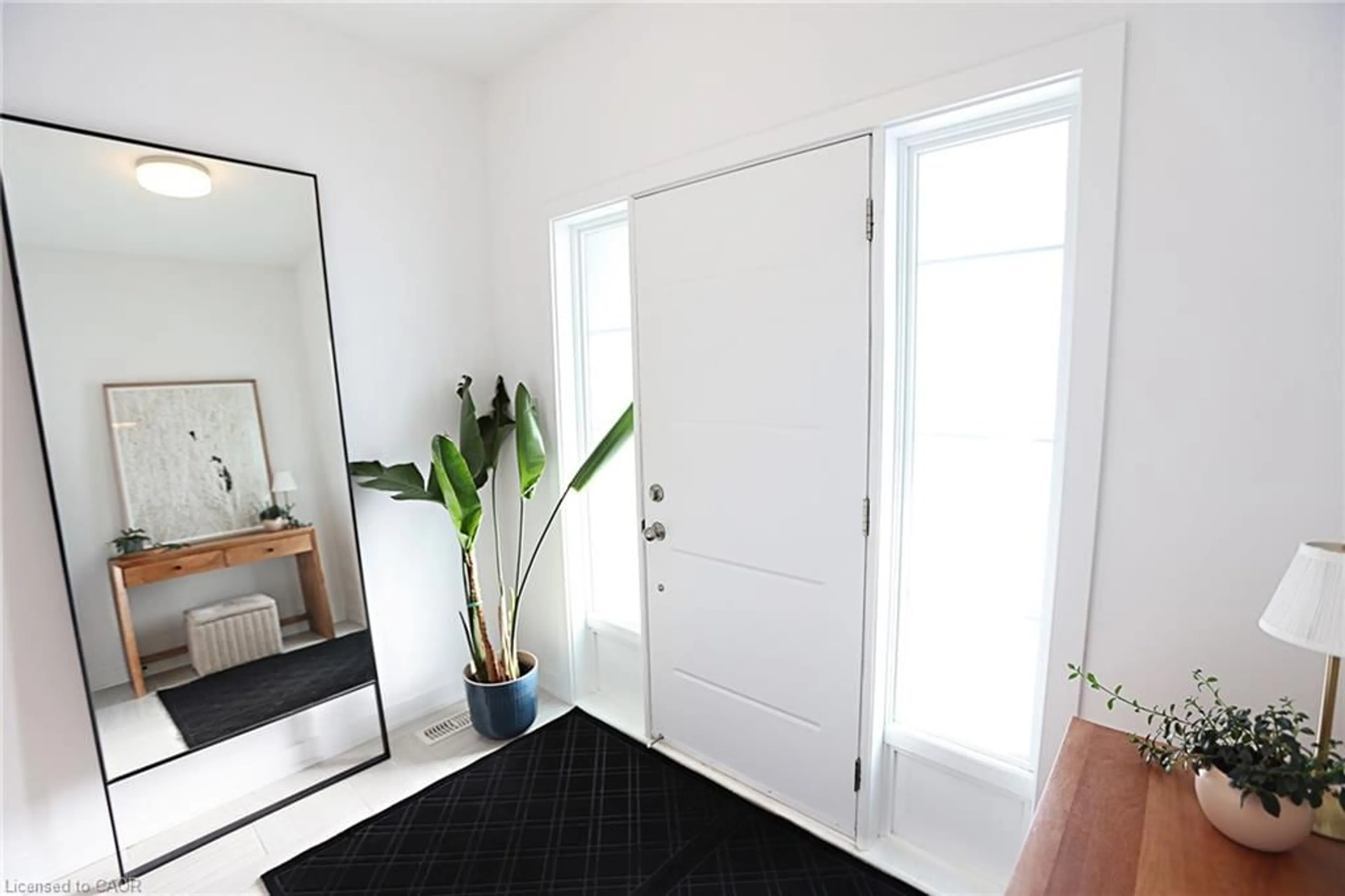 Indoor entryway for 25 Ferris Cir, Guelph Ontario N1G 4X2