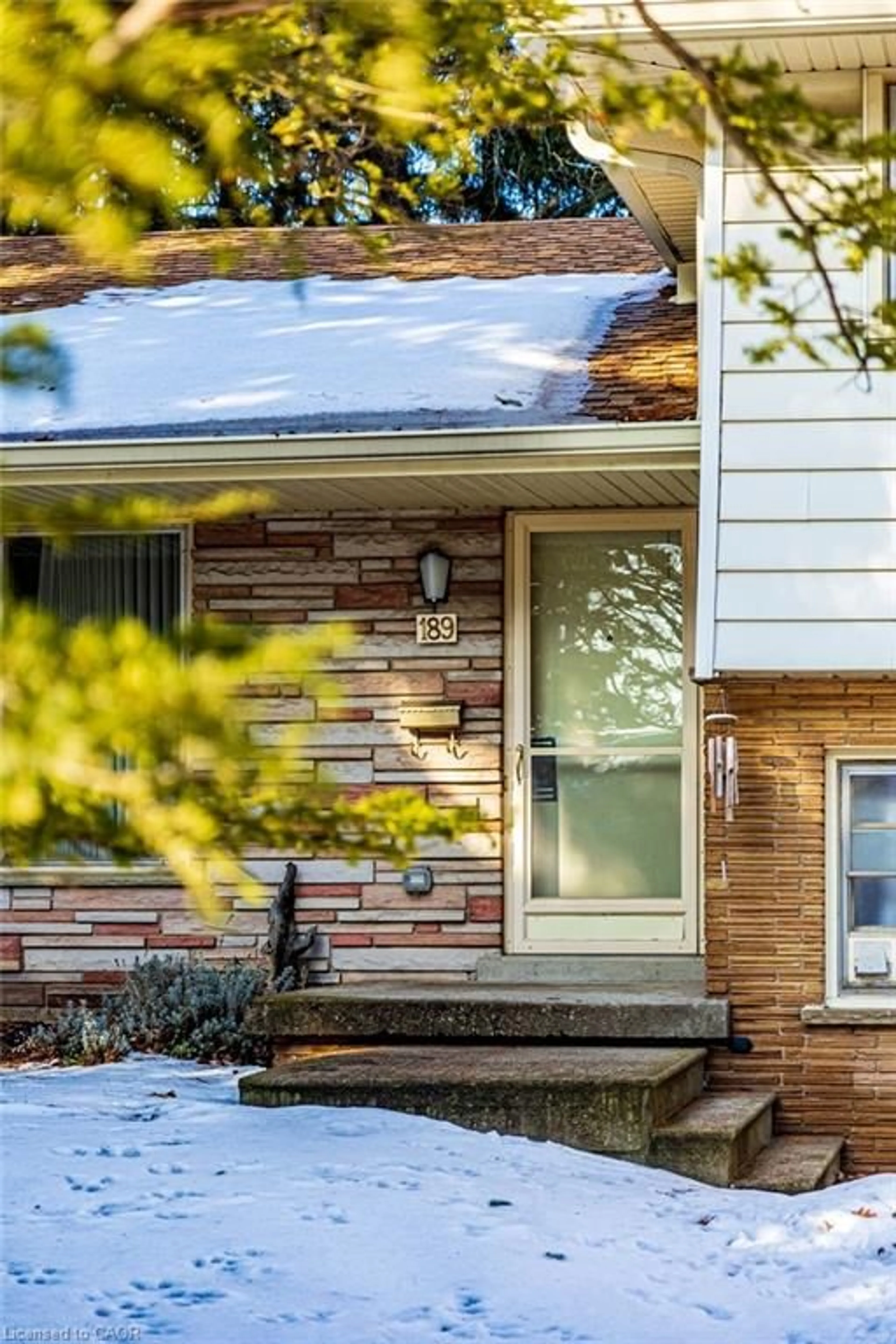 Home with vinyl exterior material, street for 189 Taylor Rd, Ancaster Ontario L9G 1P3