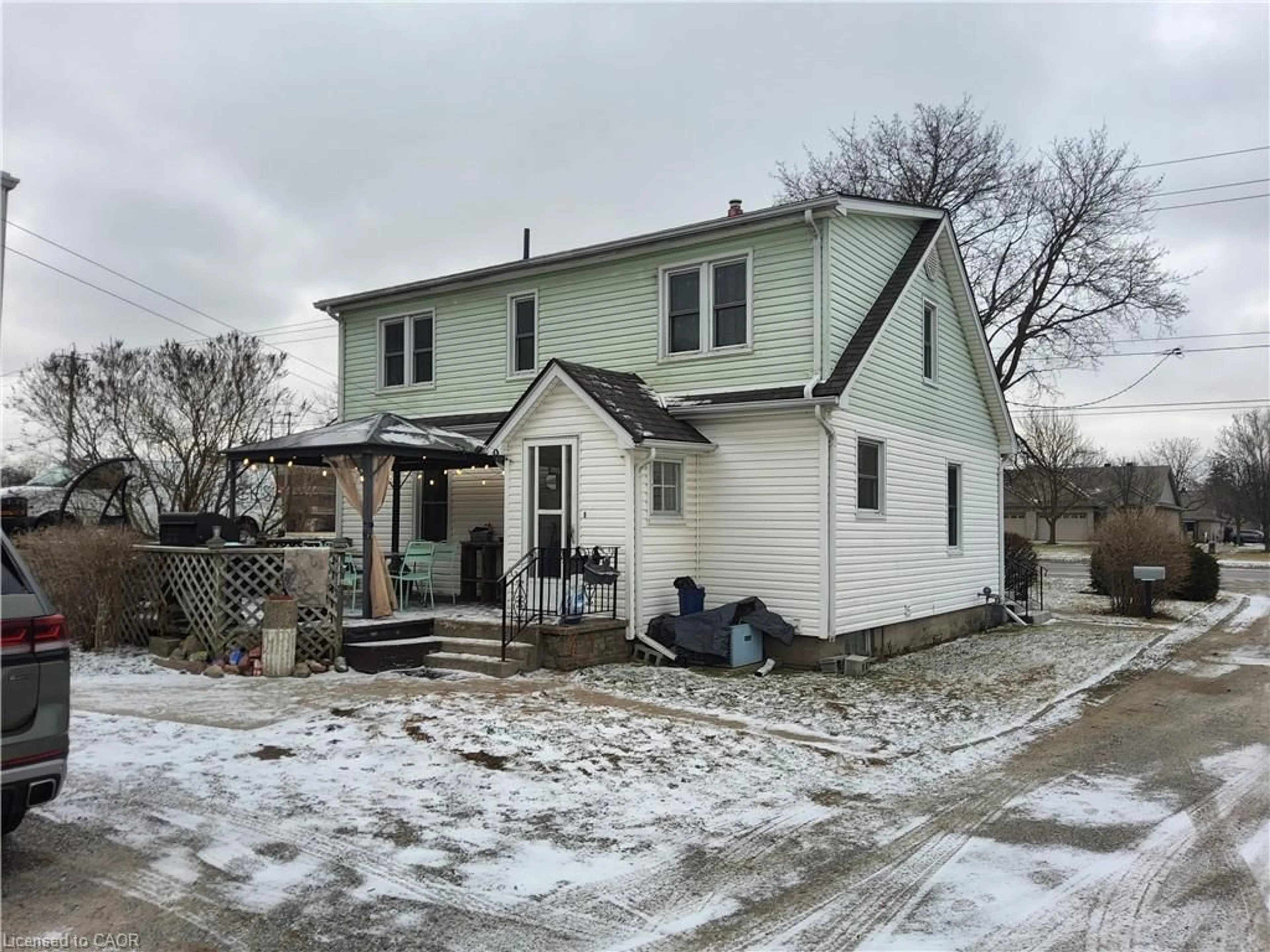 A pic from outside/outdoor area/front of a property/back of a property/a pic from drone, street for 509 Queensway, Simcoe Ontario N3Y 4R5