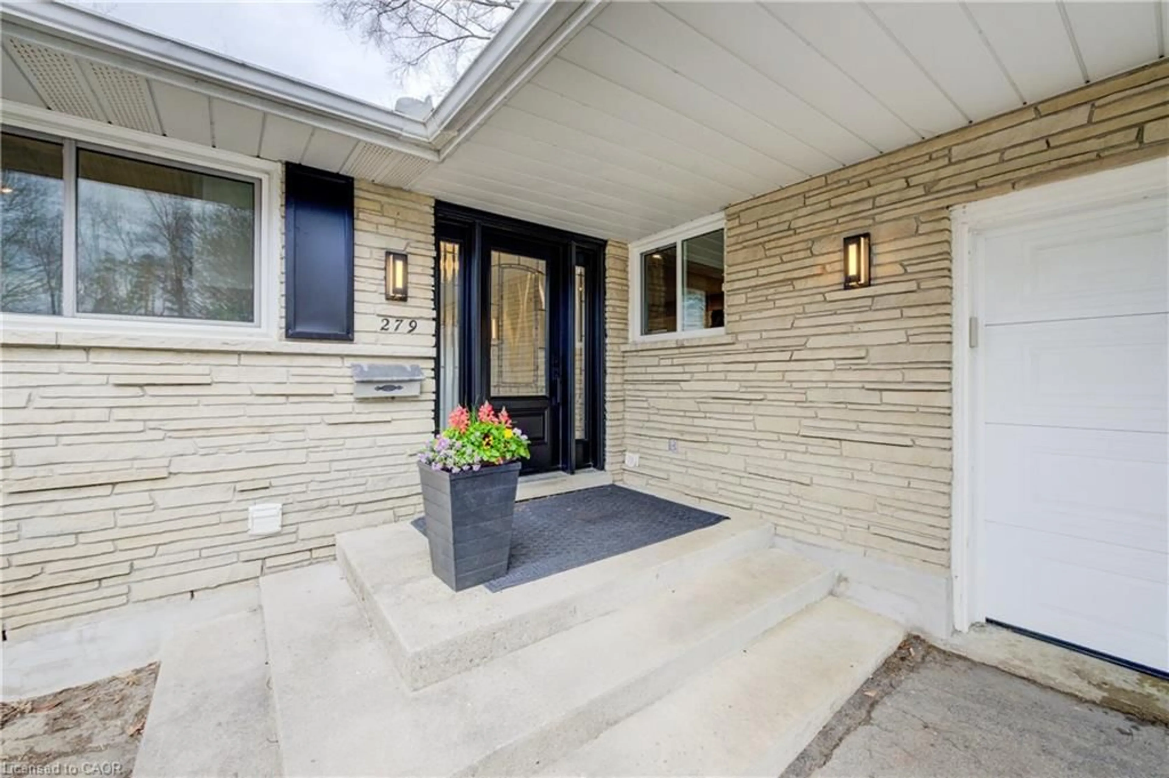Indoor entryway for 279 Ferndale Pl, Waterloo Ontario N2J 3X8