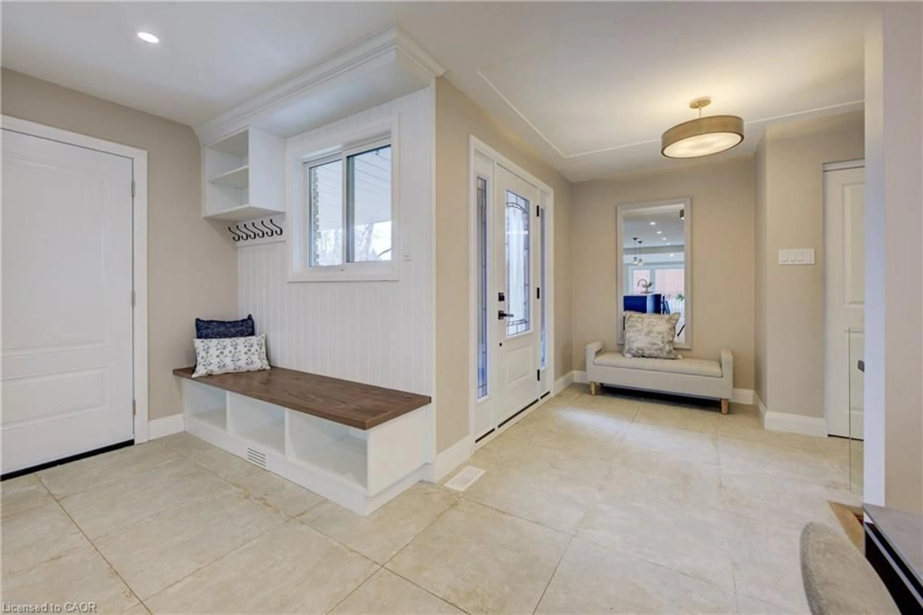 Indoor entryway for 279 Ferndale Pl, Waterloo Ontario N2J 3X8