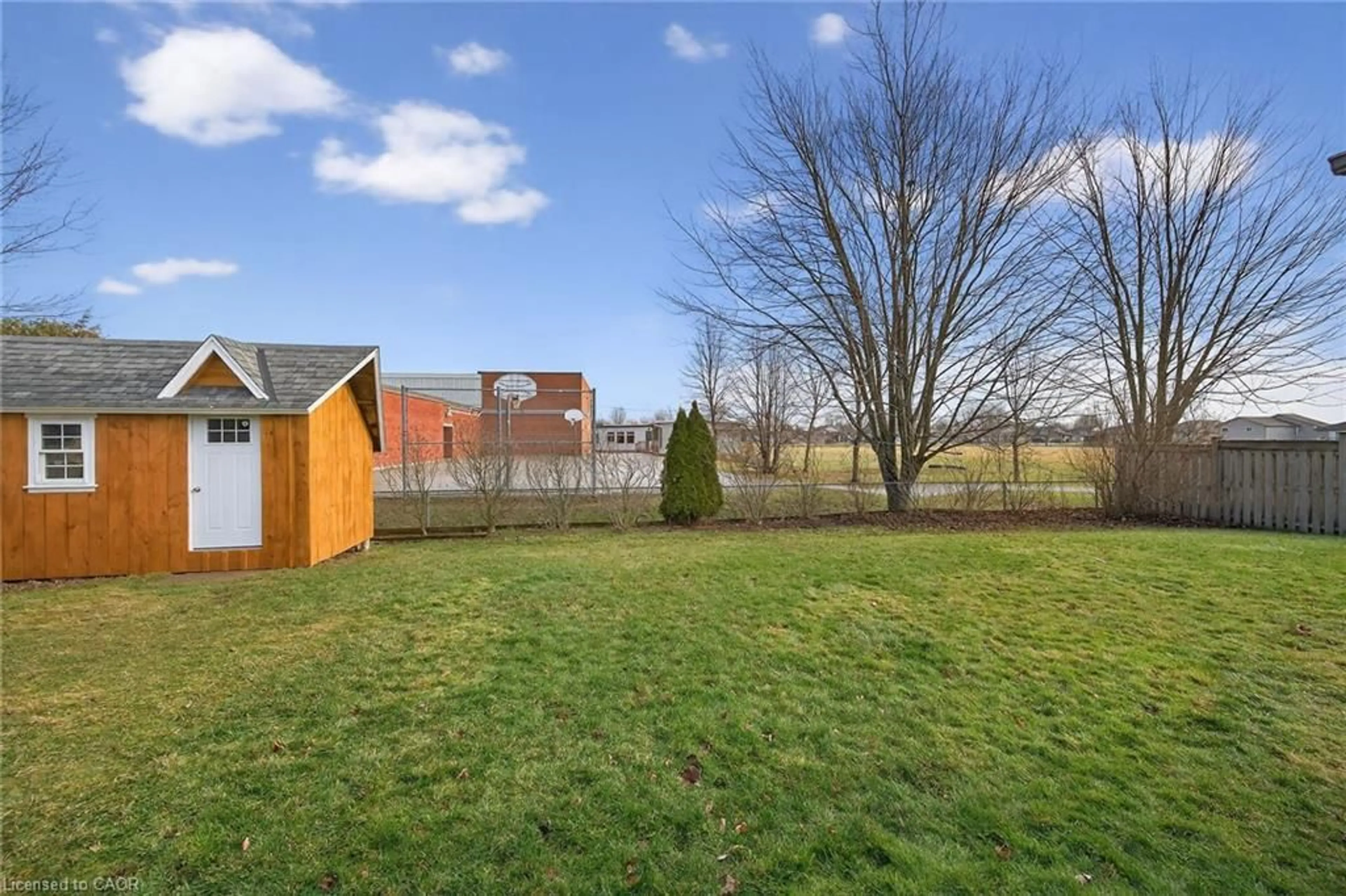 A pic from outside/outdoor area/front of a property/back of a property/a pic from drone, unknown for 33 Oak Cres, Hagersville Ontario N0A 1H0