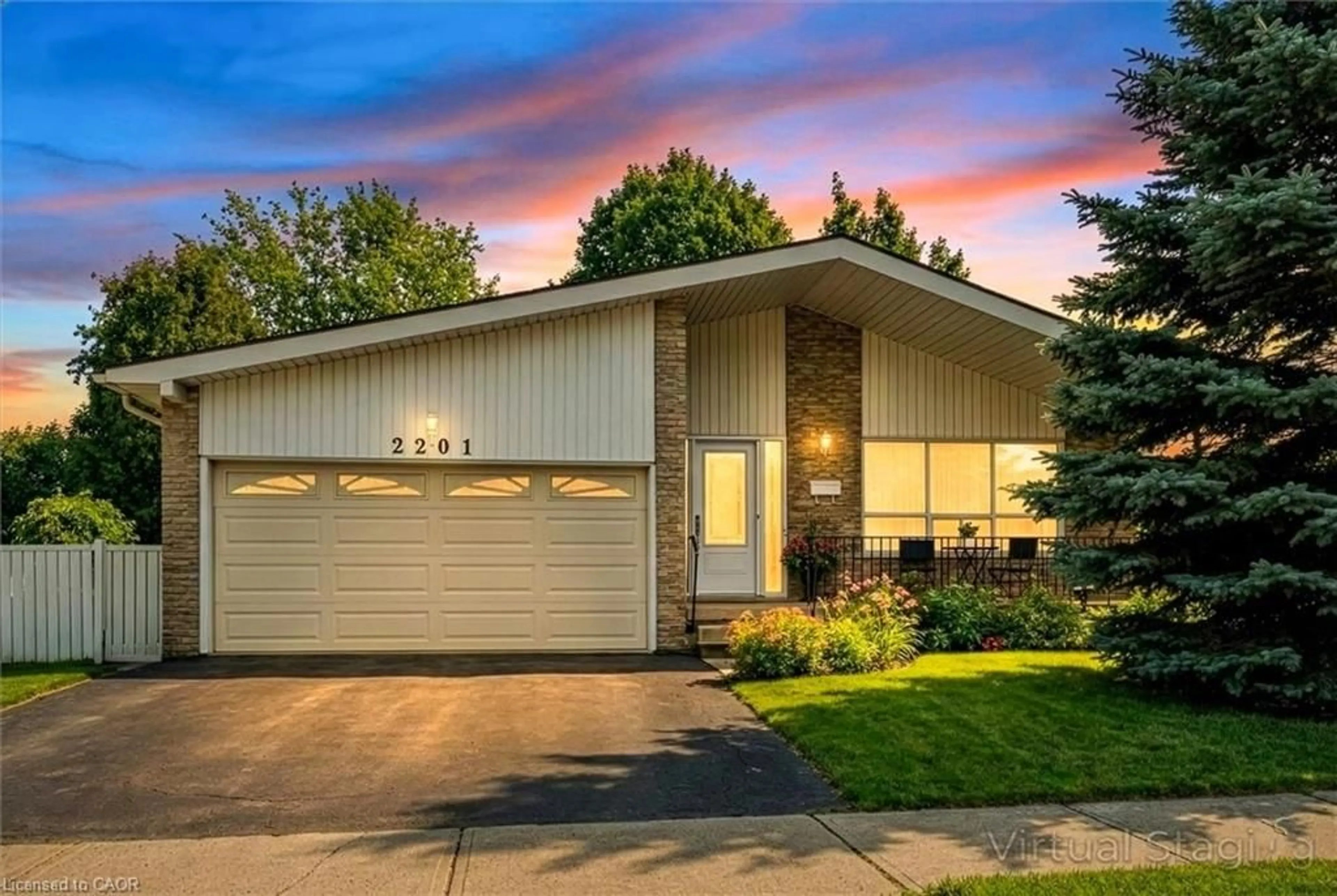 Home with vinyl exterior material, street for 2201 Cartier Cres, Burlington Ontario L7P 2Z6