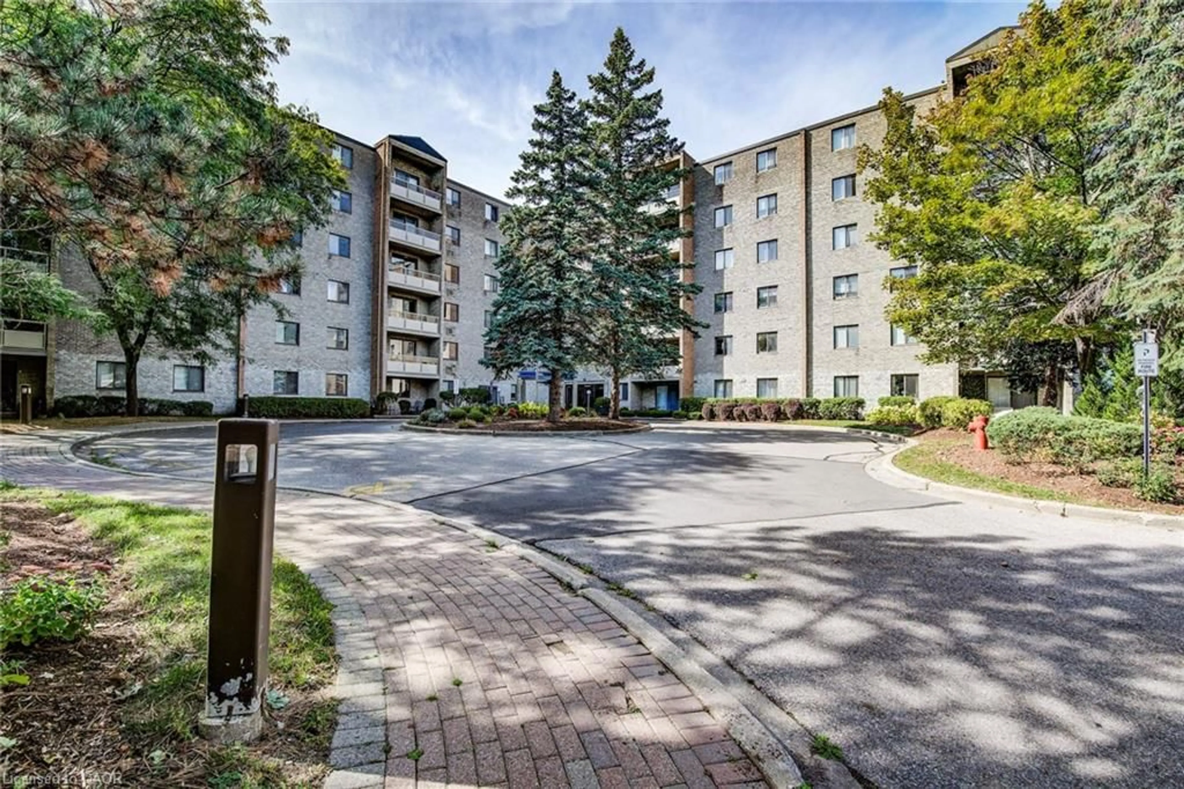 Patio, street for 89 Westwood Rd #405, Guelph Ontario N1H 7J6