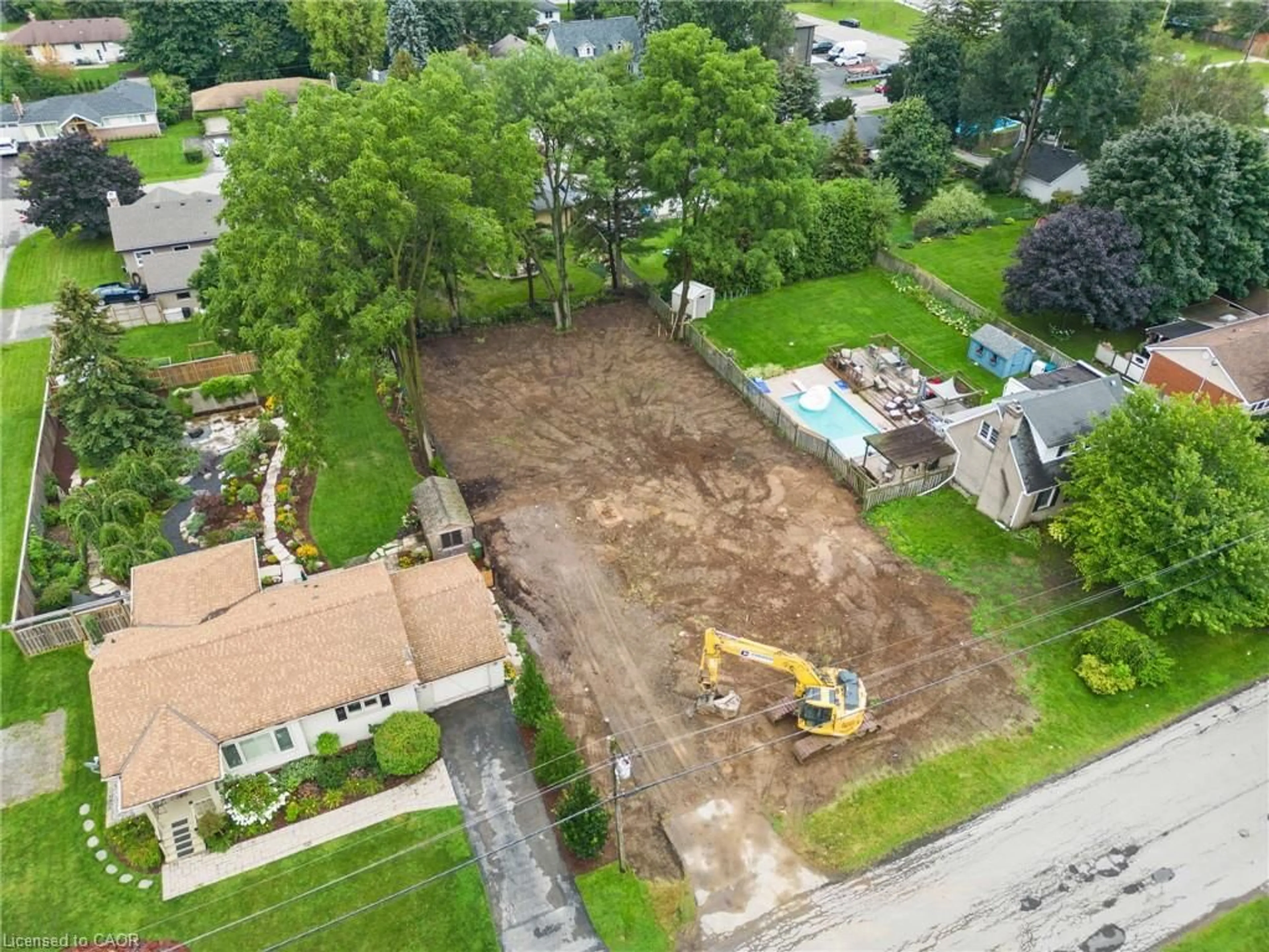 A pic from outside/outdoor area/front of a property/back of a property/a pic from drone, street for 28 Calvin St, Ancaster Ontario L9G 2G3