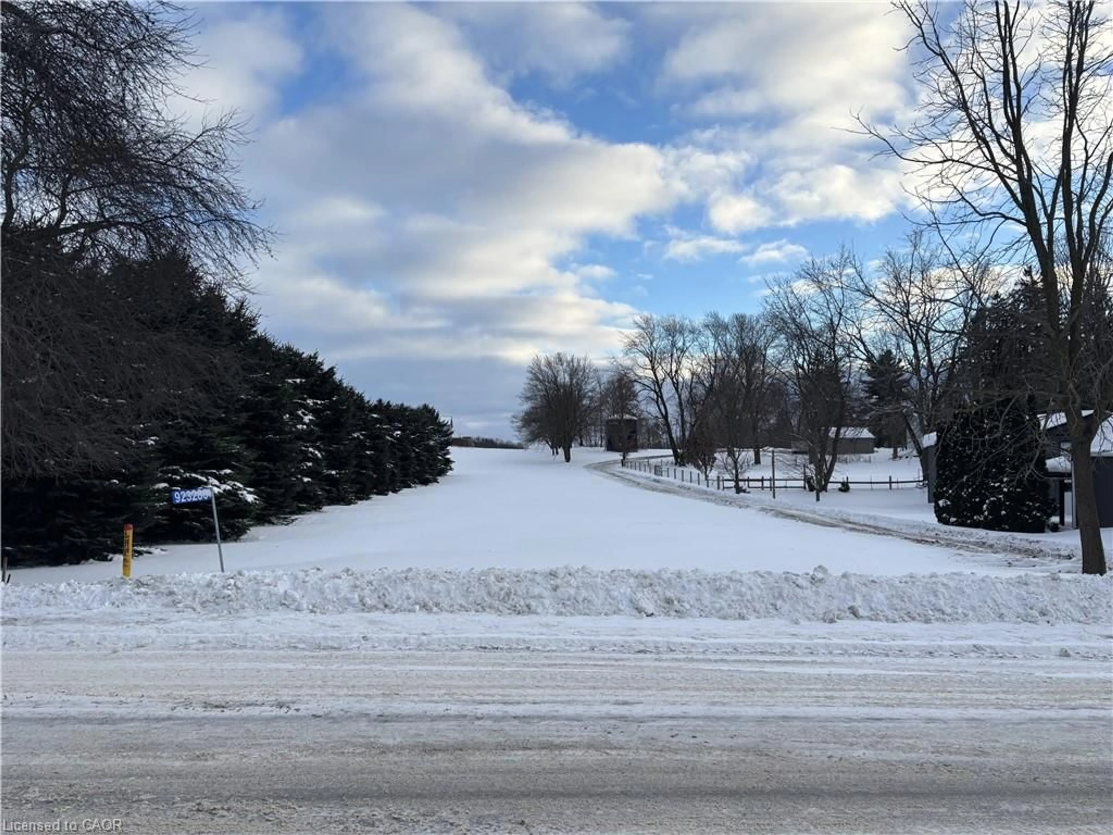 Parking for 923280 Road 92, Lakeside Ontario N0M 2G0