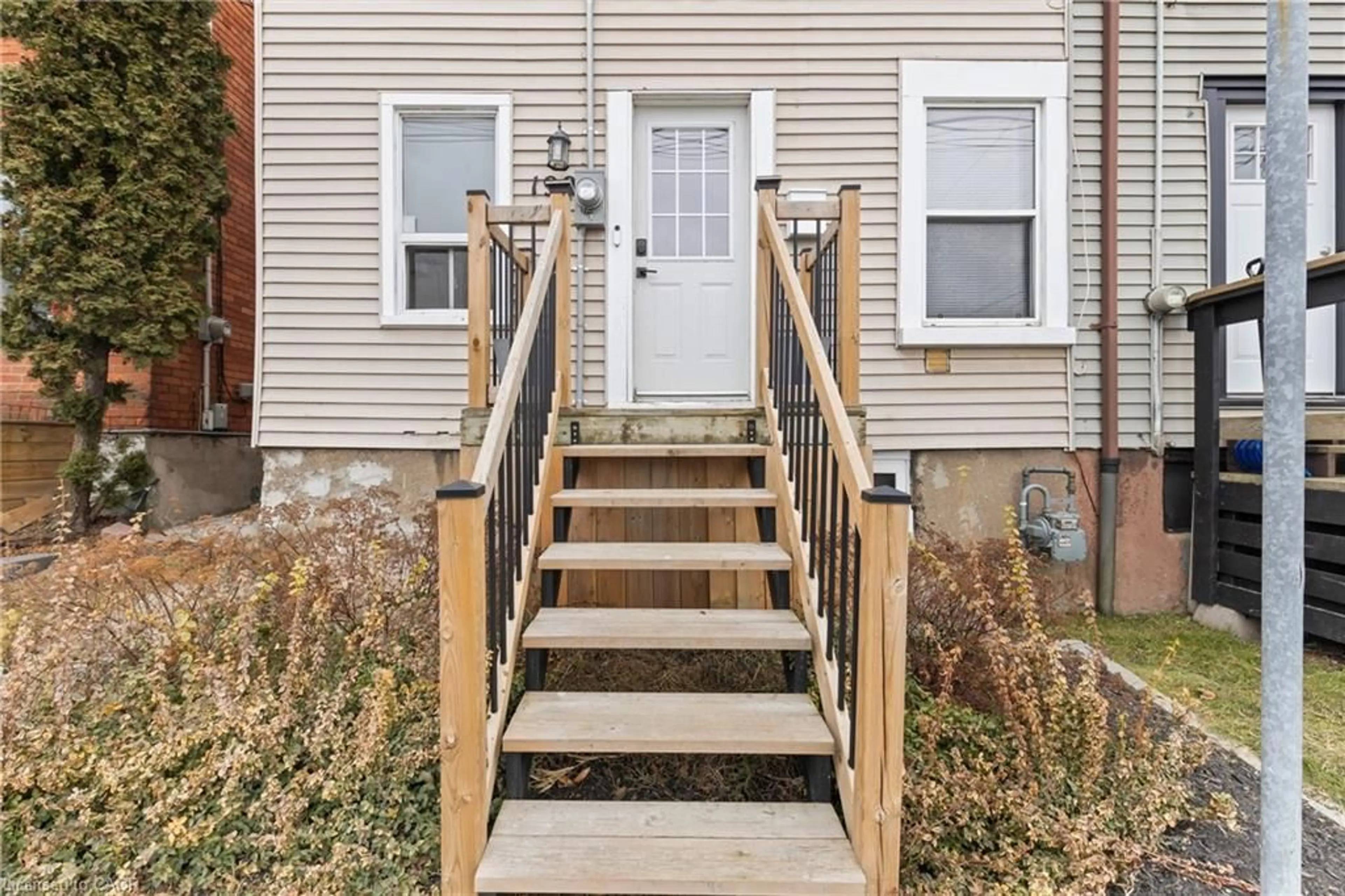 Stairs for 199 Barton St, Hamilton Ontario L8R 2H3