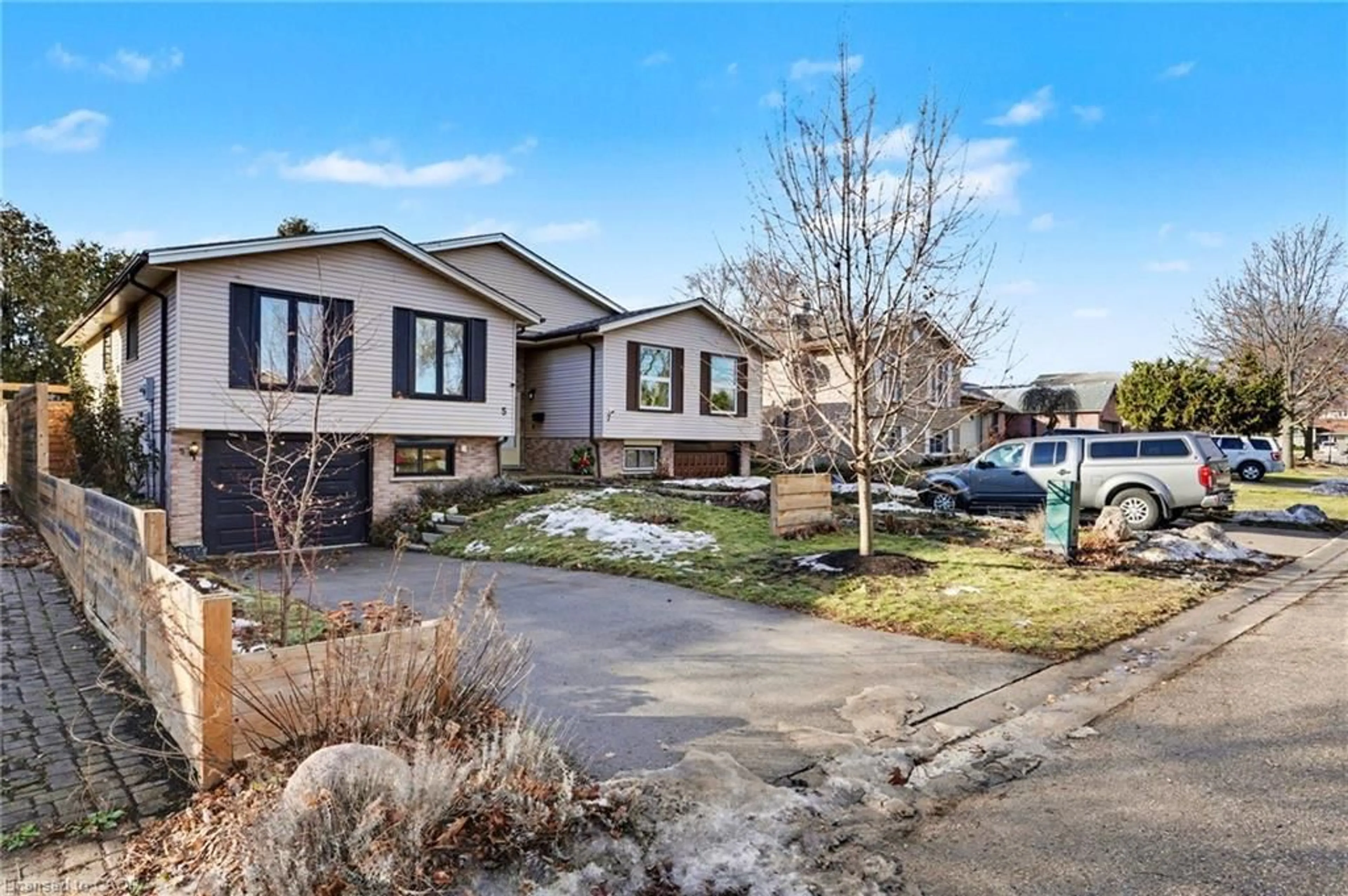 Unknown for 5 Equestrian Crt, Brantford Ontario N3P 1H1