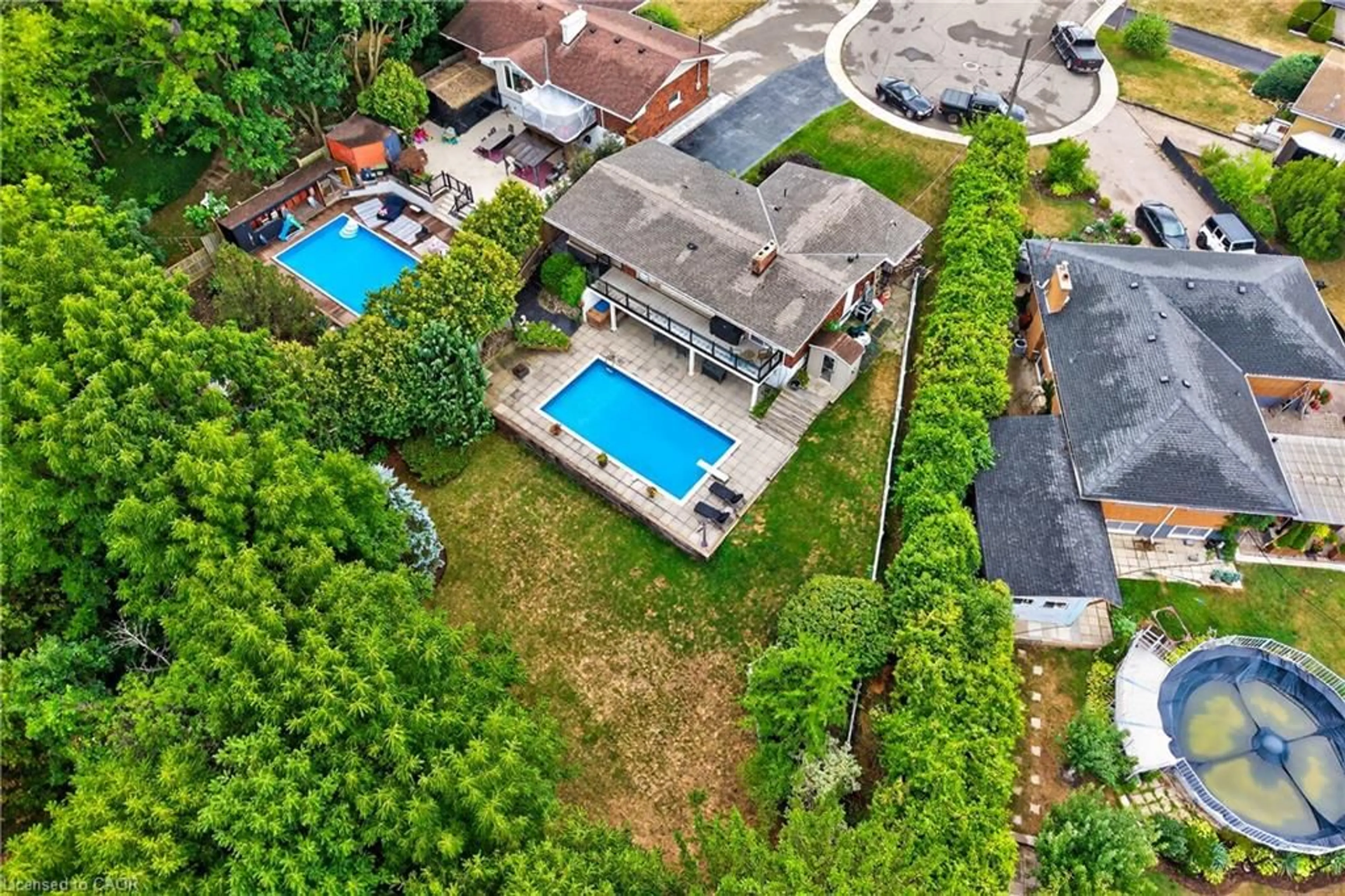A pic from outside/outdoor area/front of a property/back of a property/a pic from drone, unknown for 90 Mountain Ave, Stoney Creek Ontario L8G 3P7