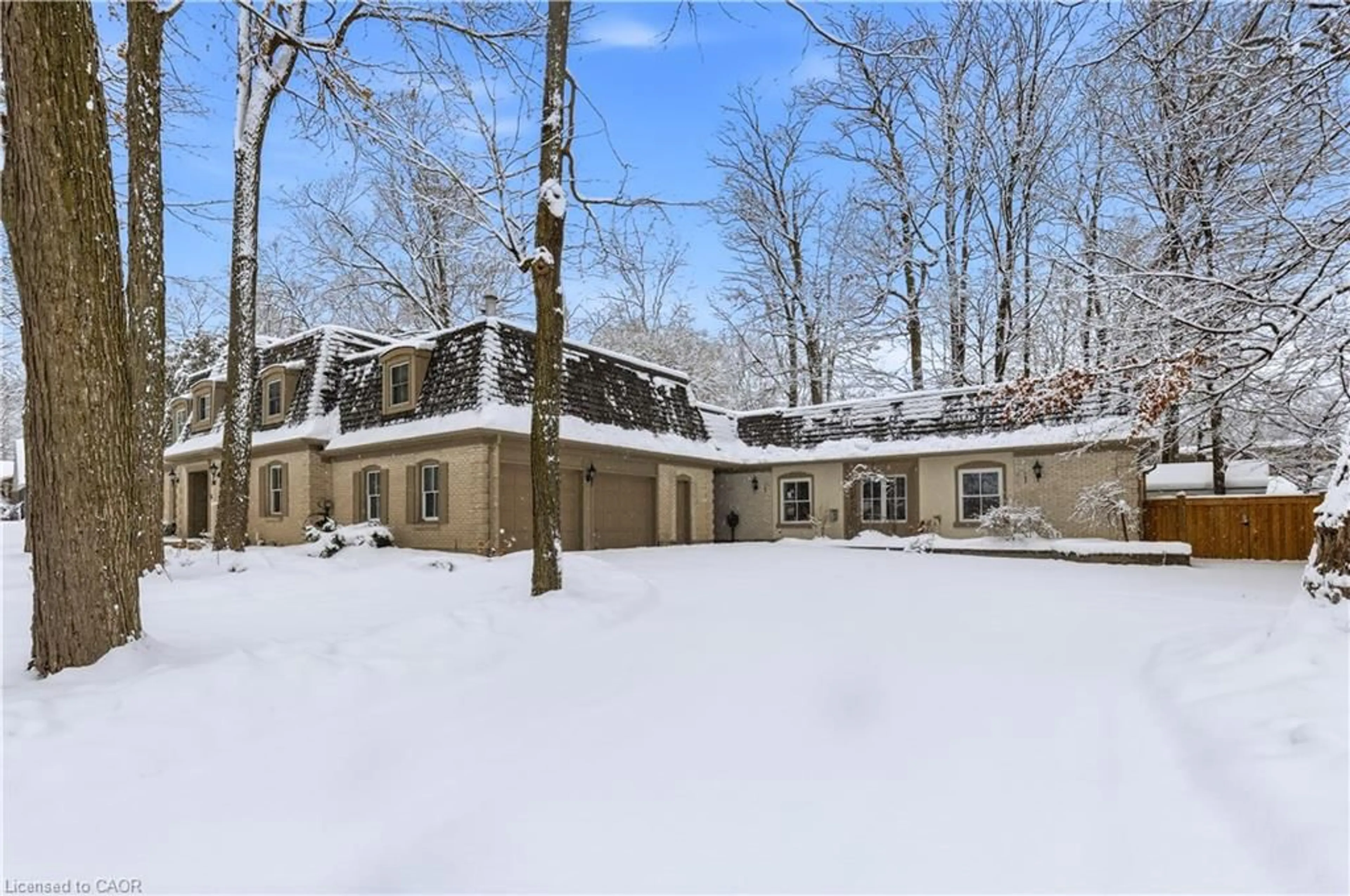 A pic from outside/outdoor area/front of a property/back of a property/a pic from drone, unknown for 348 Old Stone Rd, Waterloo Ontario N2K 1Z3