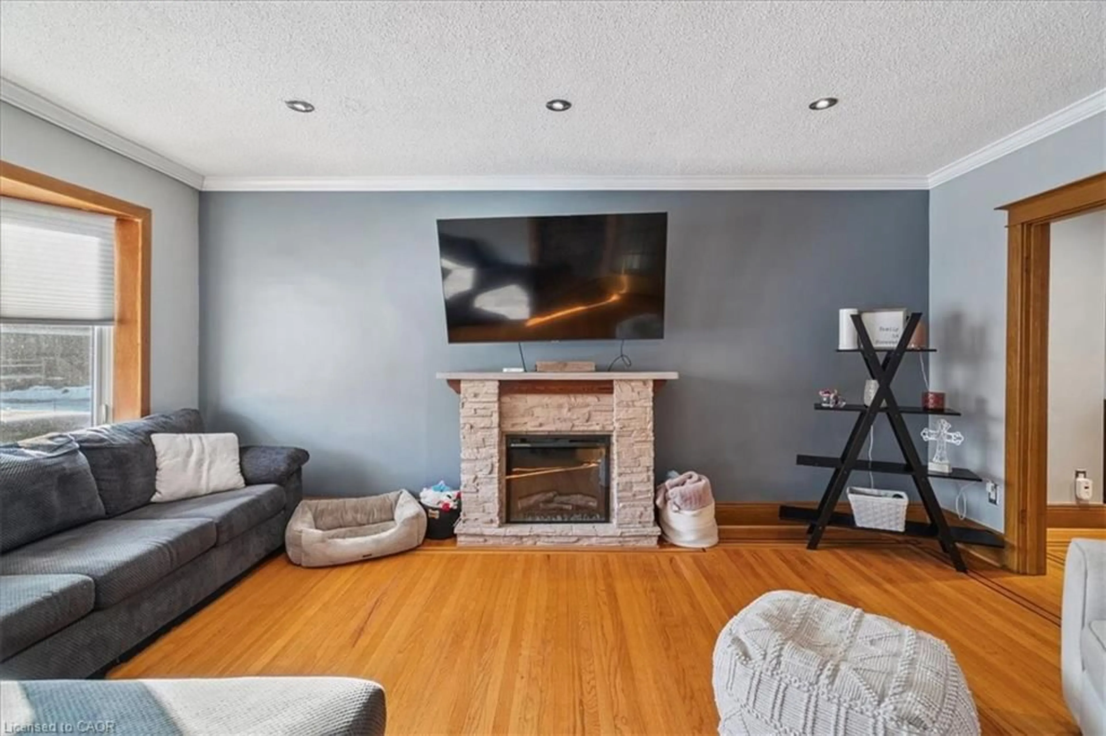 Living room with furniture, wood/laminate floor for 202 London St, Hamilton Ontario L8K 2G9