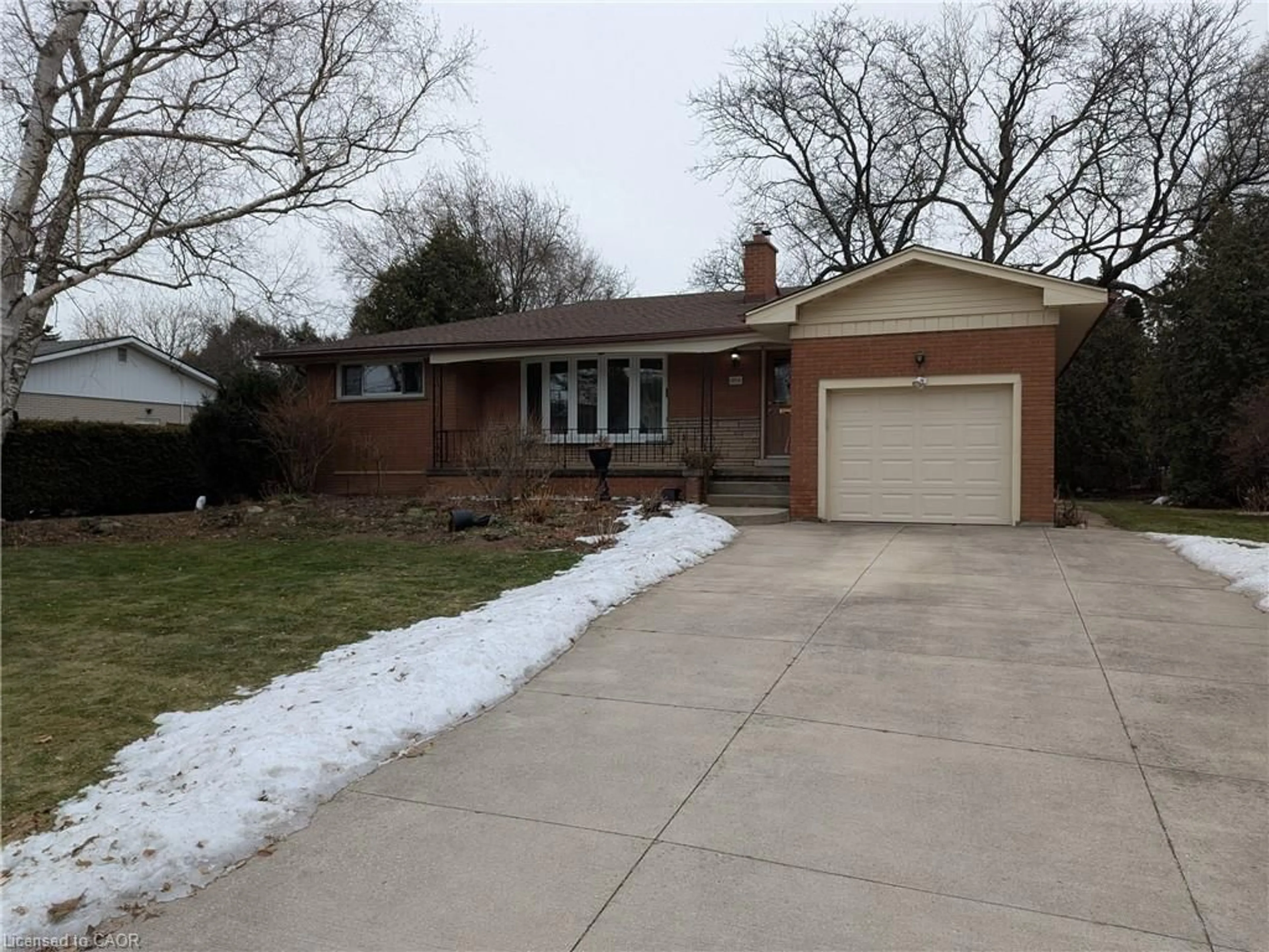 Home with brick exterior material, street for 654 Hiawatha Blvd, Ancaster Ontario L9G 3A5