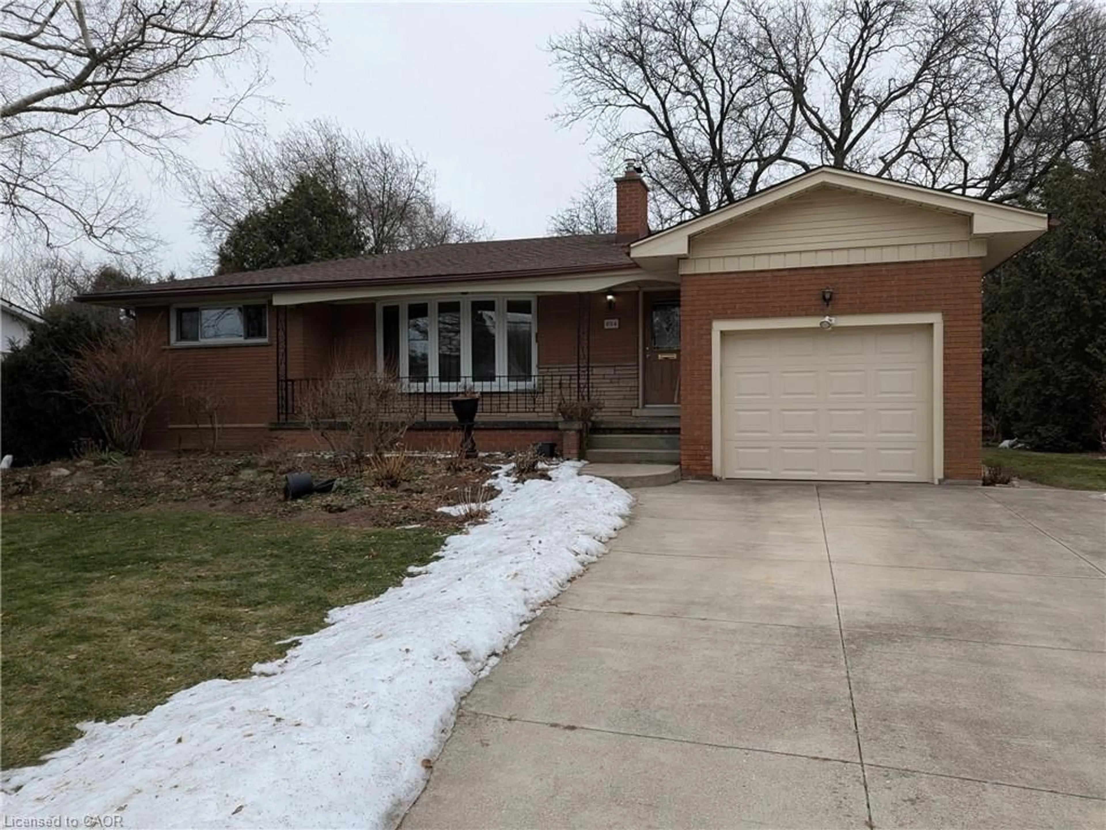 Home with brick exterior material, street for 654 Hiawatha Blvd, Ancaster Ontario L9G 3A5