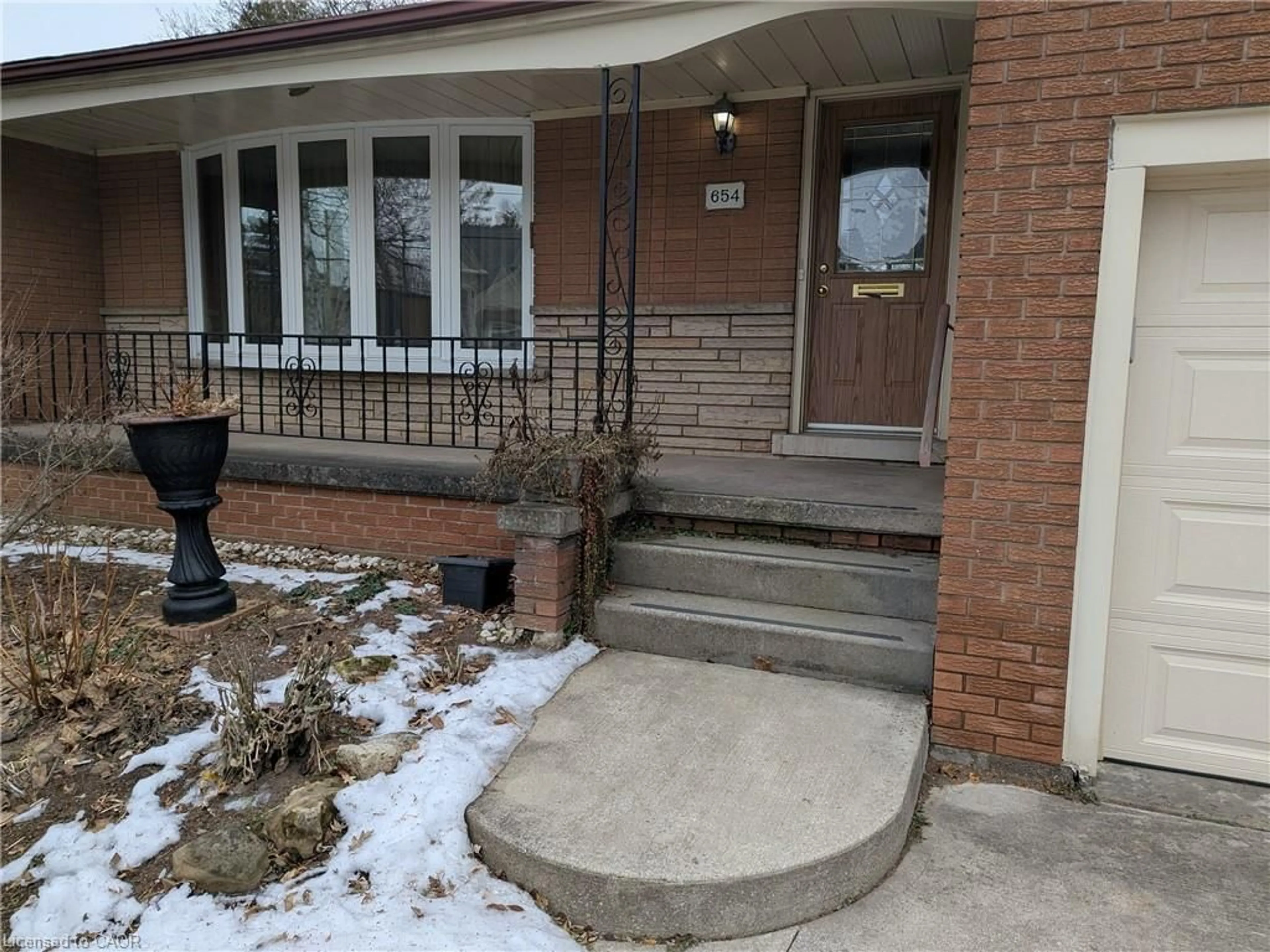 Home with brick exterior material, street for 654 Hiawatha Blvd, Ancaster Ontario L9G 3A5