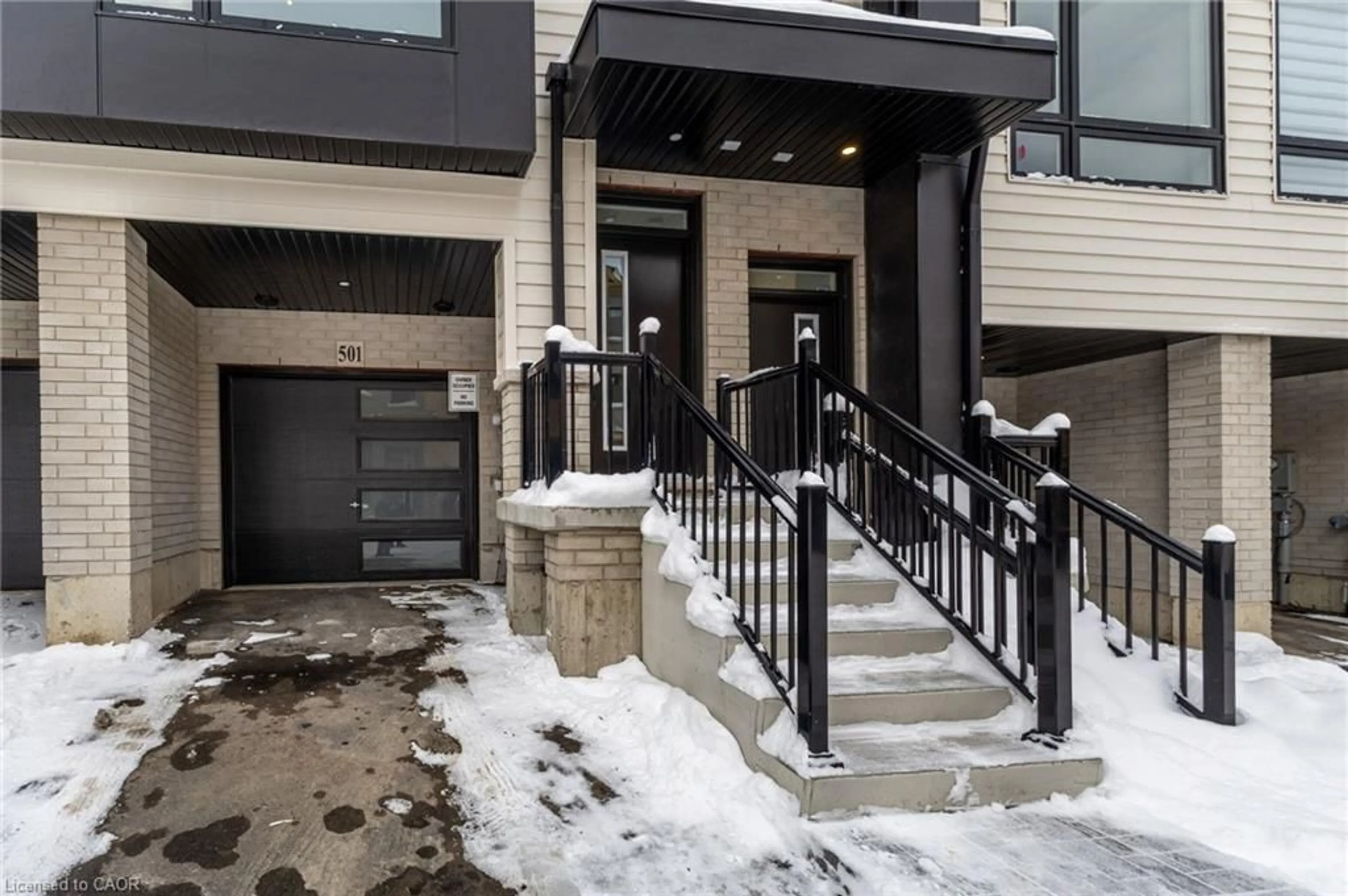 Indoor entryway for 4040 Mountain St #501, Grimsby Ontario L3J 2J6