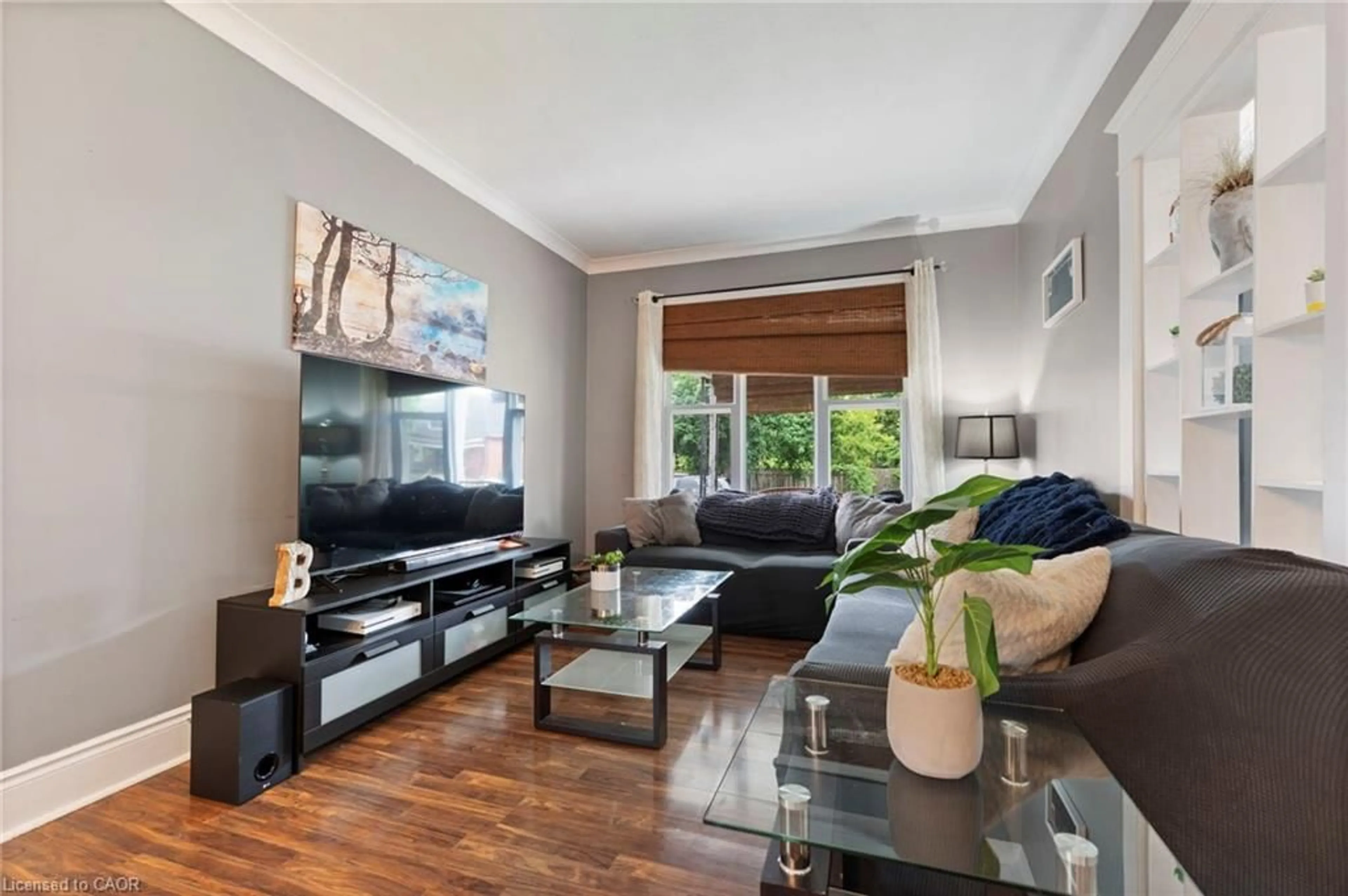 Living room with furniture, wood/laminate floor for 17 Bertha St, Simcoe Ontario N3Y 3M6