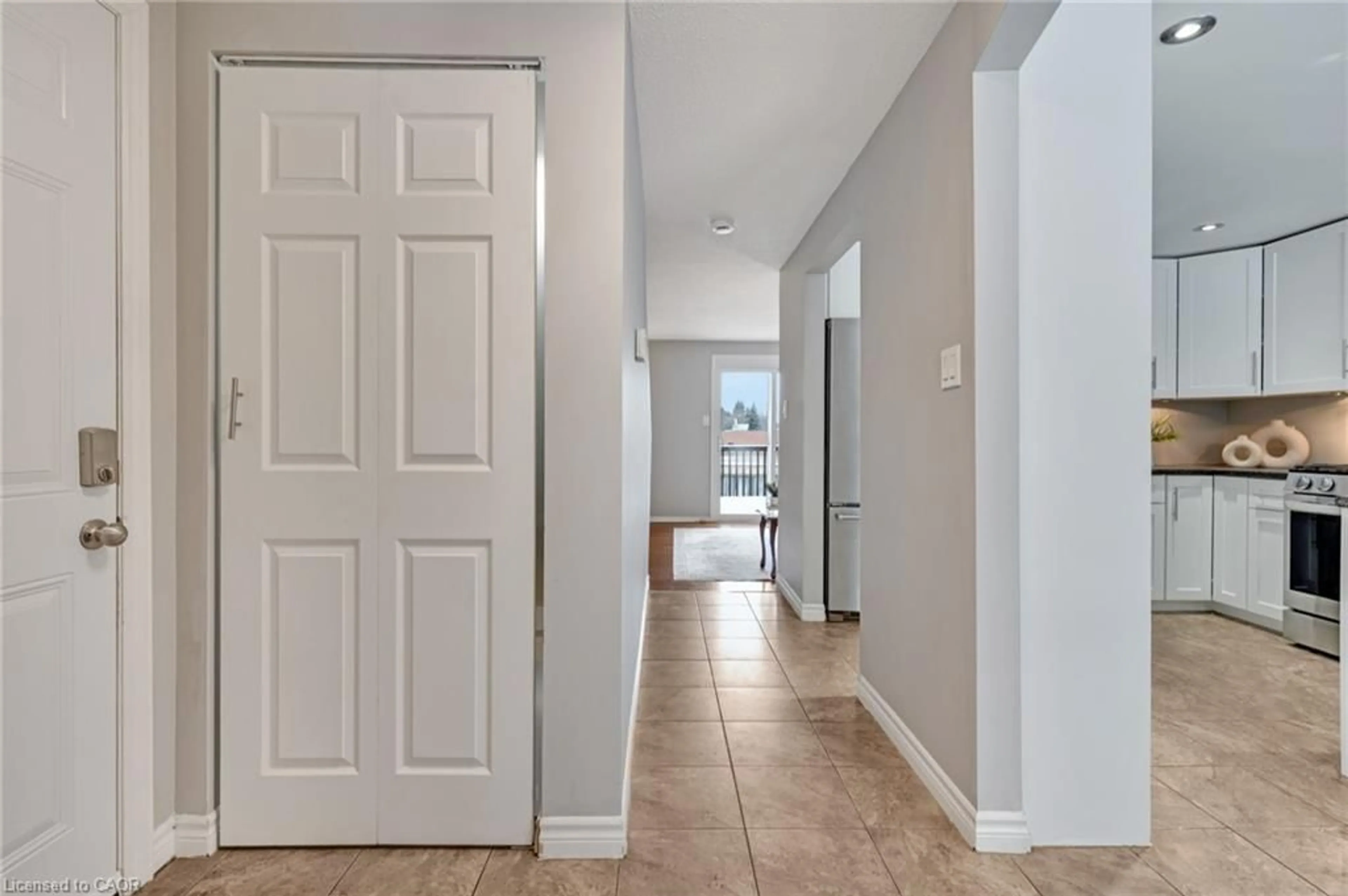 Indoor entryway for 34 Rosebank Cres, Kitchener Ontario N2E 2R4