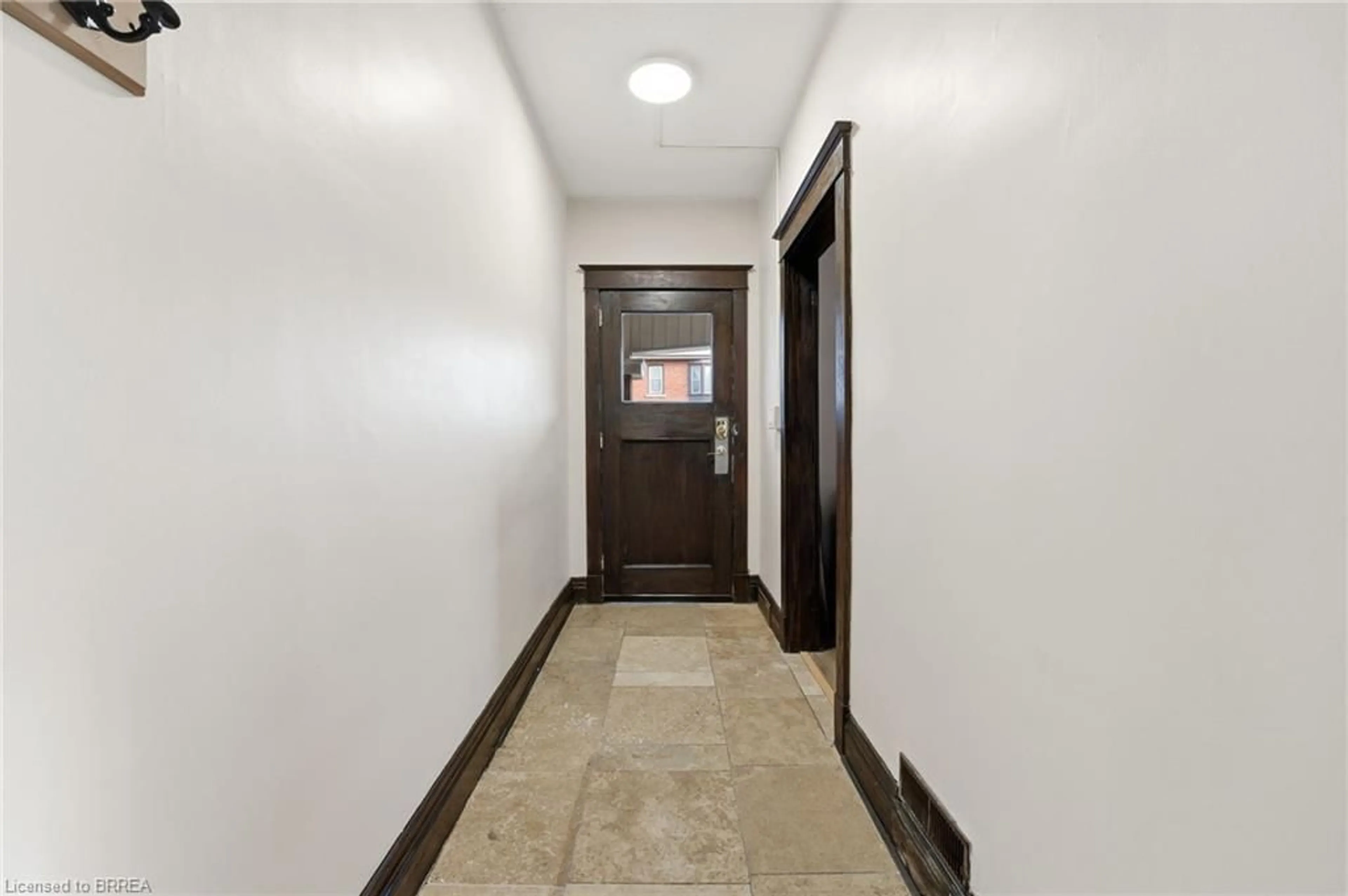 Indoor foyer for 87 Barnesdale Ave, Hamilton Ontario L8L 6S4