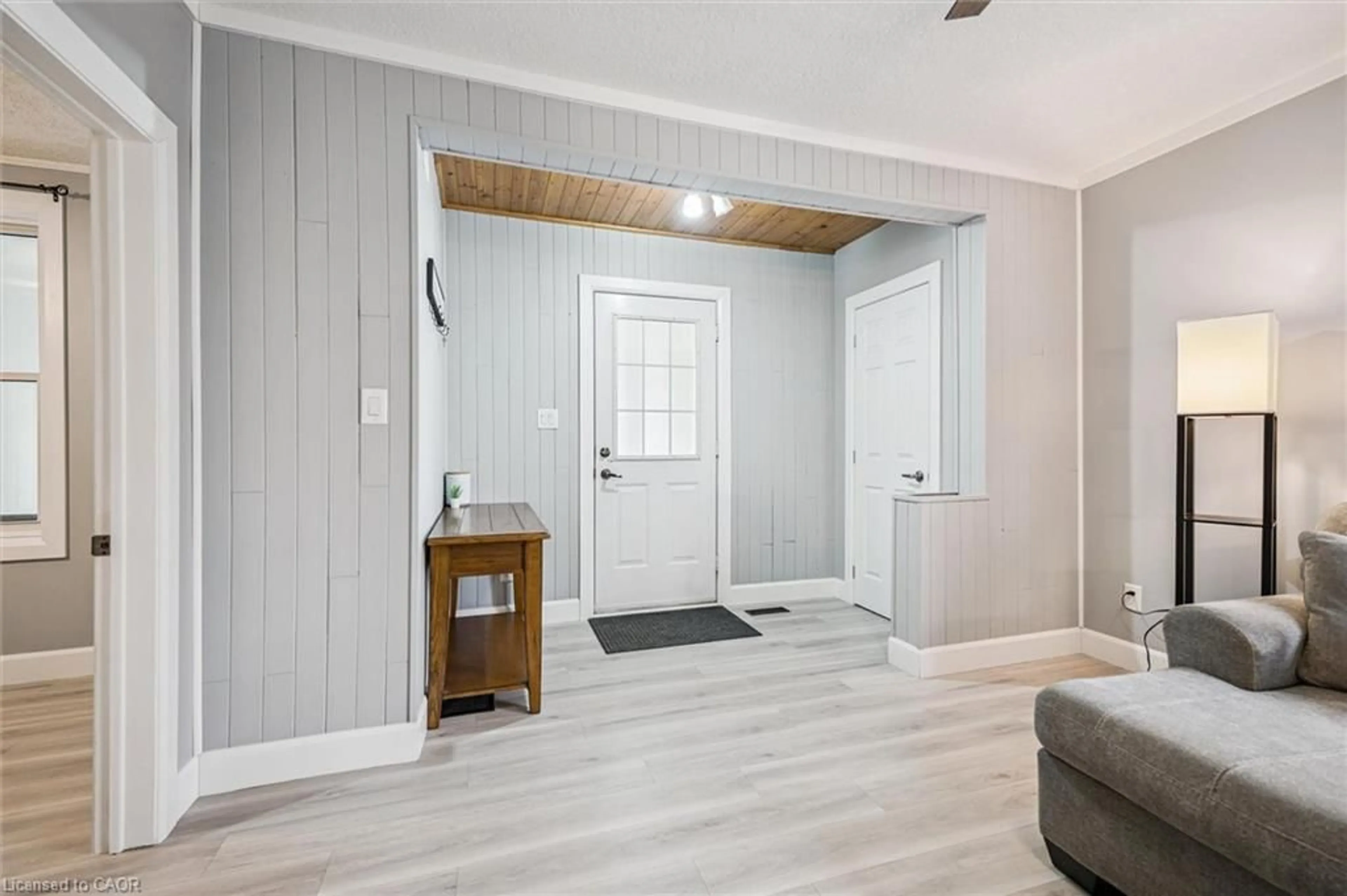 Indoor entryway for 1326 Queenston Rd, Cambridge Ontario N3H 3L4