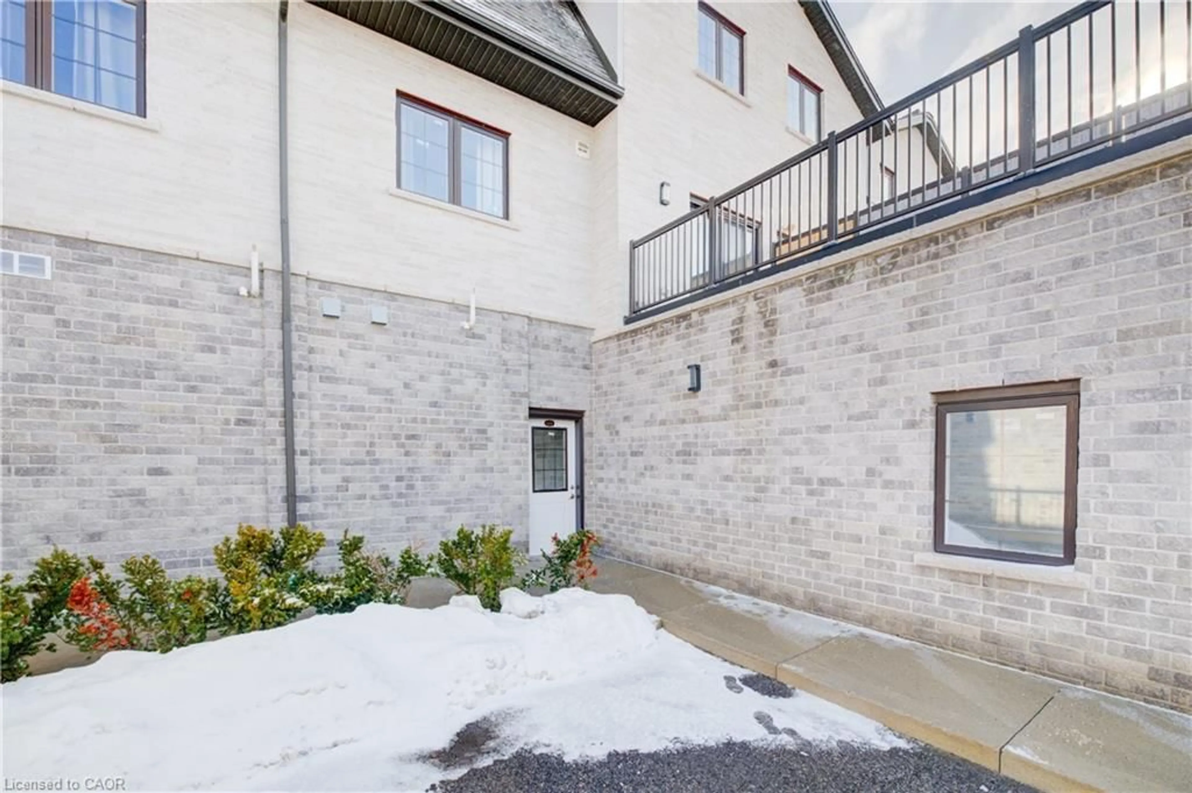 Patio, building for 255 Woolwich St #206, Waterloo Ontario N2K 1S5