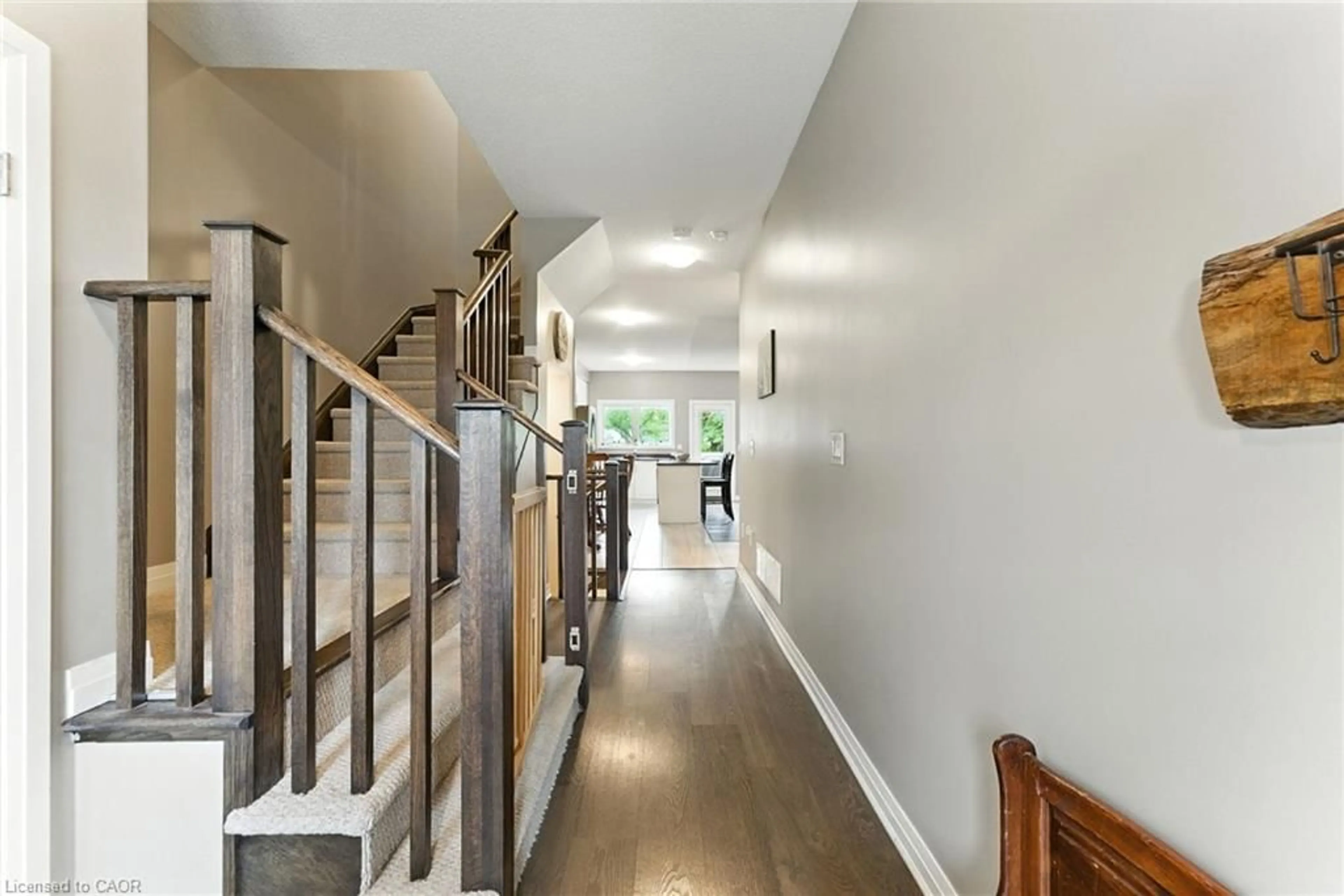 Indoor foyer for 4071 Fracchioni Dr, Beamsville Ontario L3J 0R5