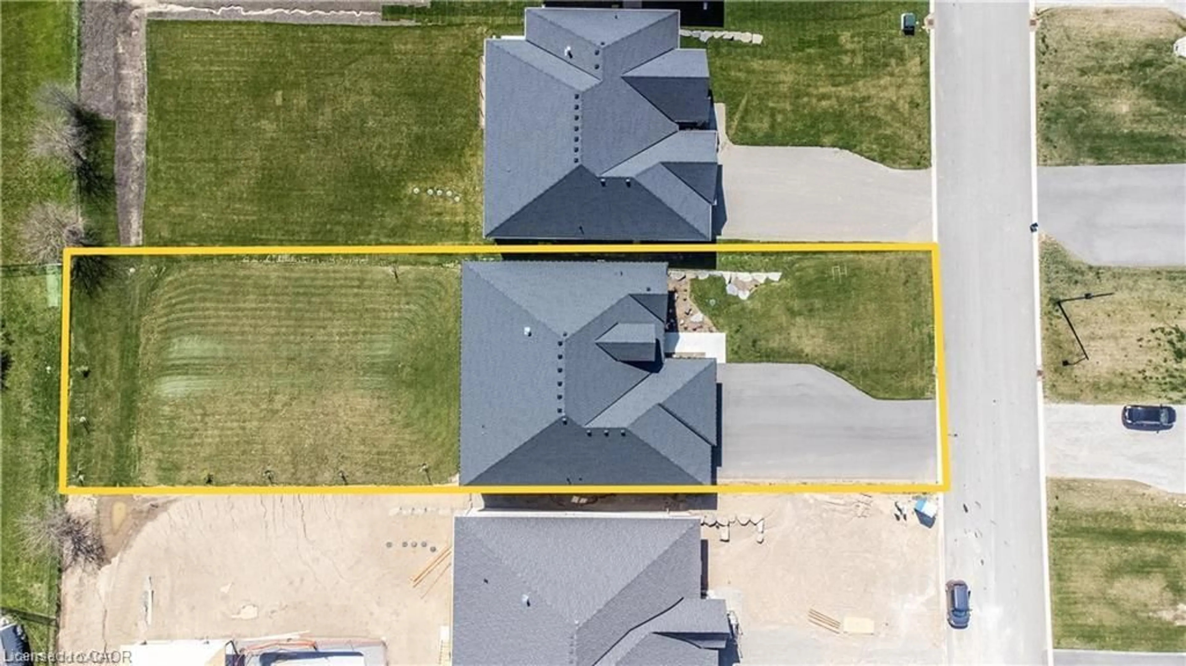 A pic from outside/outdoor area/front of a property/back of a property/a pic from drone, street for 15 Hudson Dr, Brantford Ontario N3T 0V6