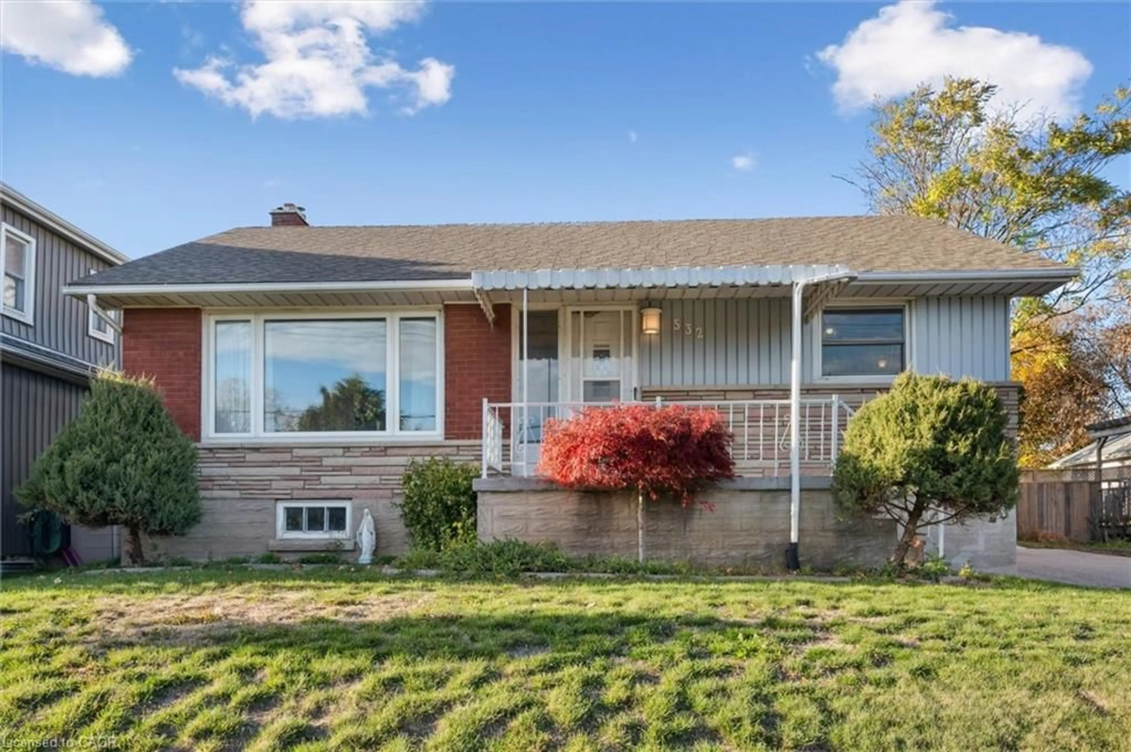 Home with vinyl exterior material, street for 532 Victoria St, Kitchener Ontario N2M 3A9