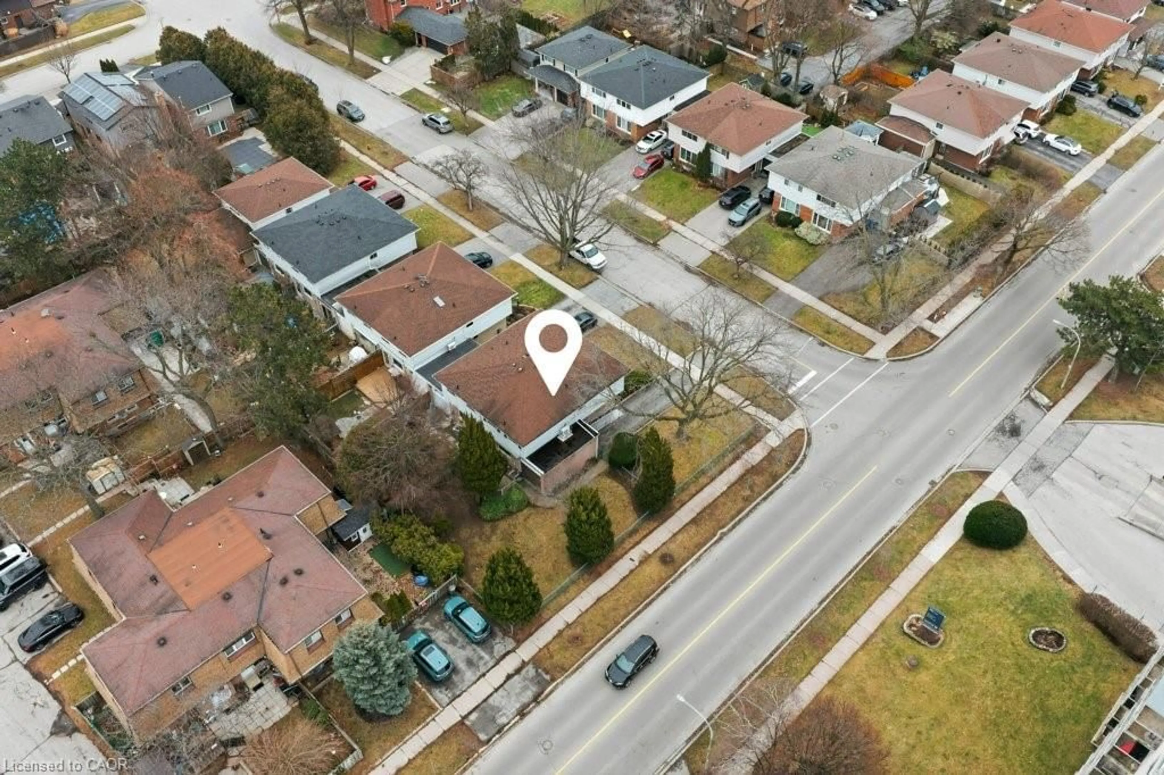 A pic from outside/outdoor area/front of a property/back of a property/a pic from drone, street for 4075 Stephanie St, Burlington Ontario L7L 1W9