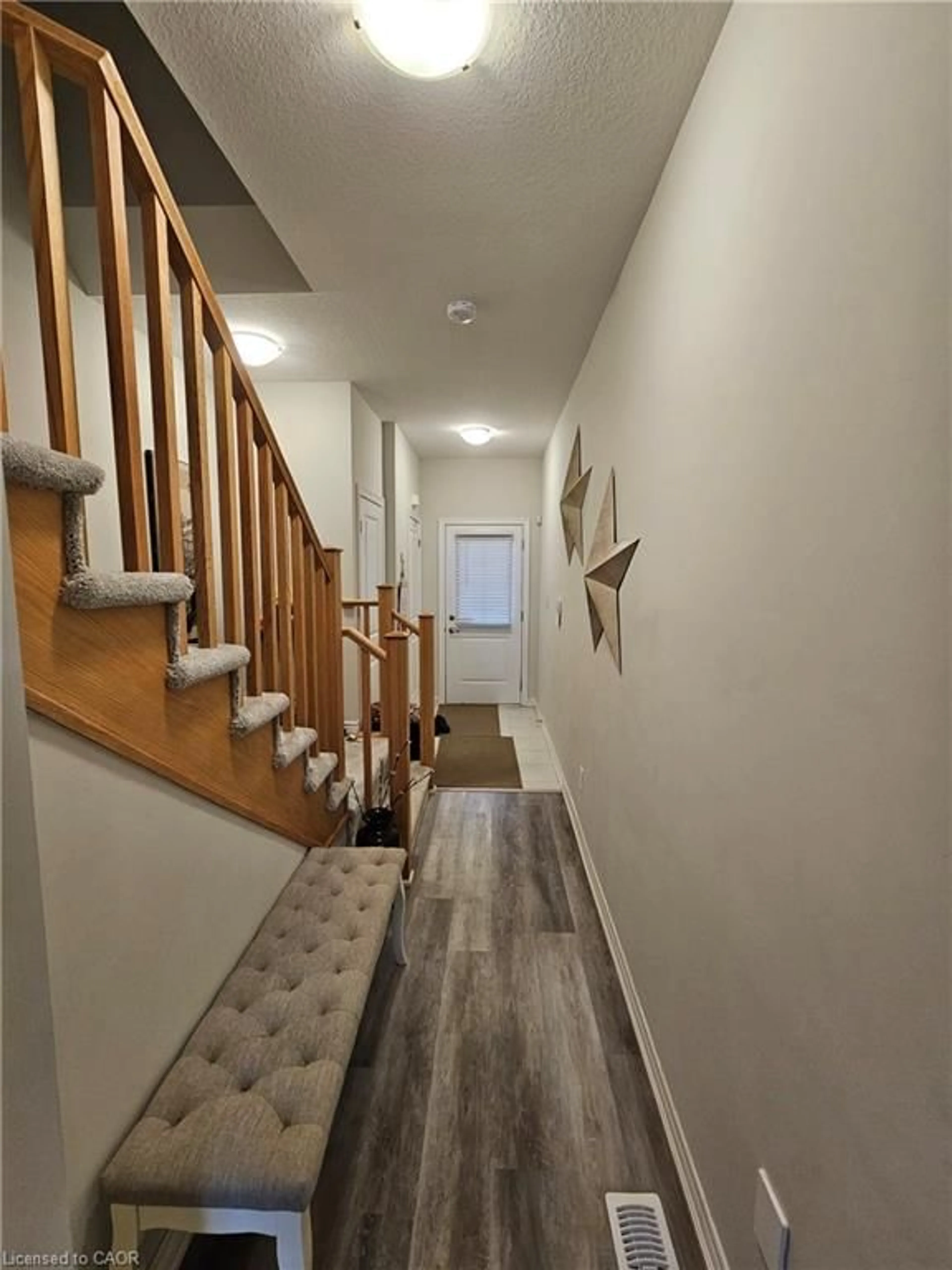 Indoor entryway for 9 Mia Dr, Hamilton Ontario L9B 0K1