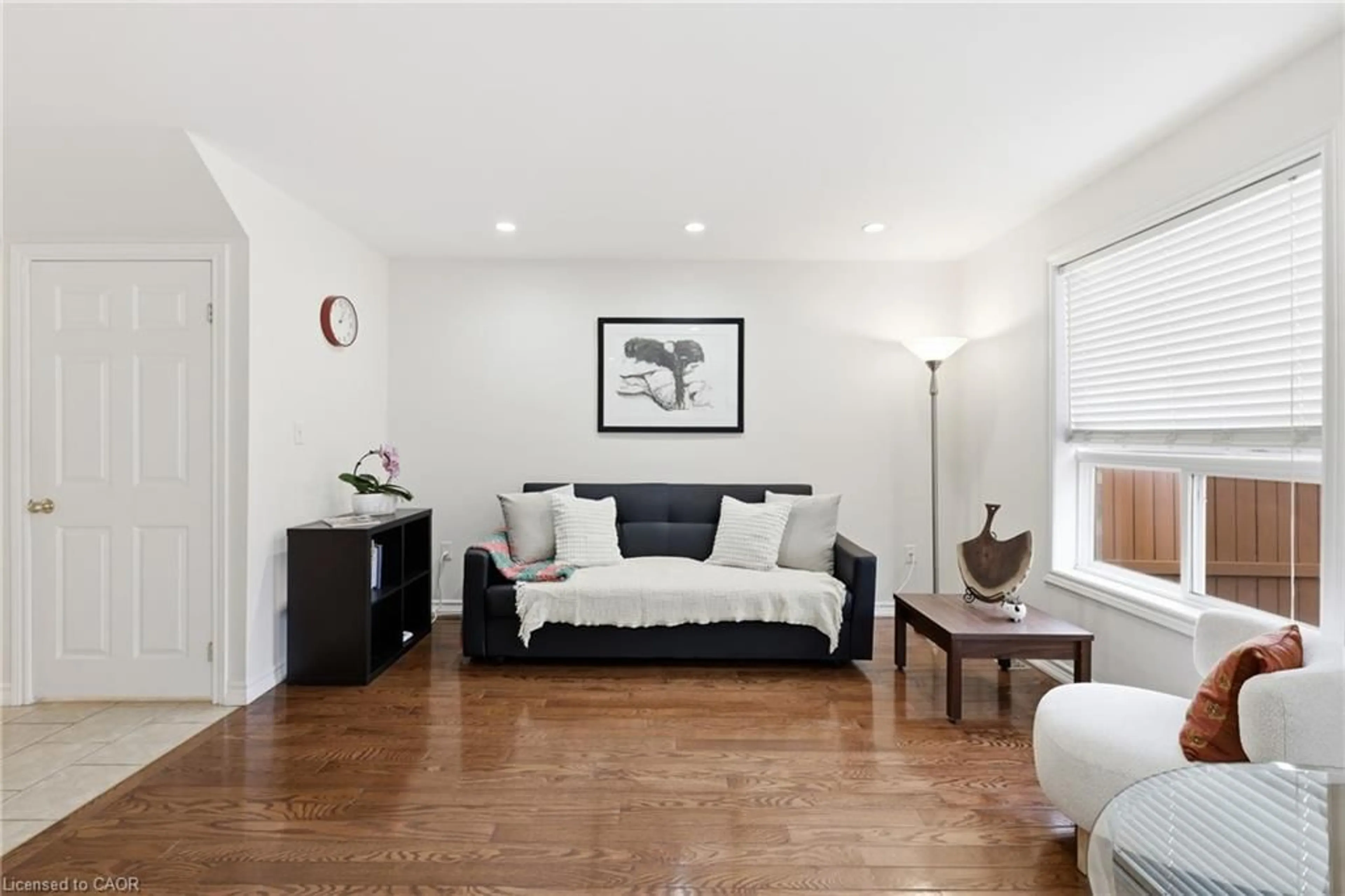 Living room with furniture, wood/laminate floor for 39 Pinewoods Dr #41, Stoney Creek Ontario L8J 3Z4