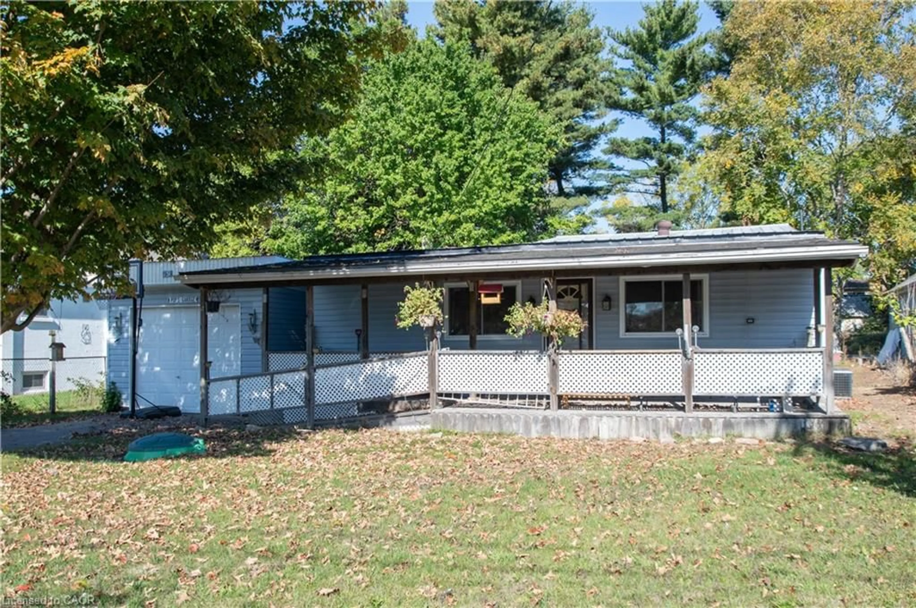 Home with vinyl exterior material, street for 19 Imperial St, Delhi Ontario N4B 1G6