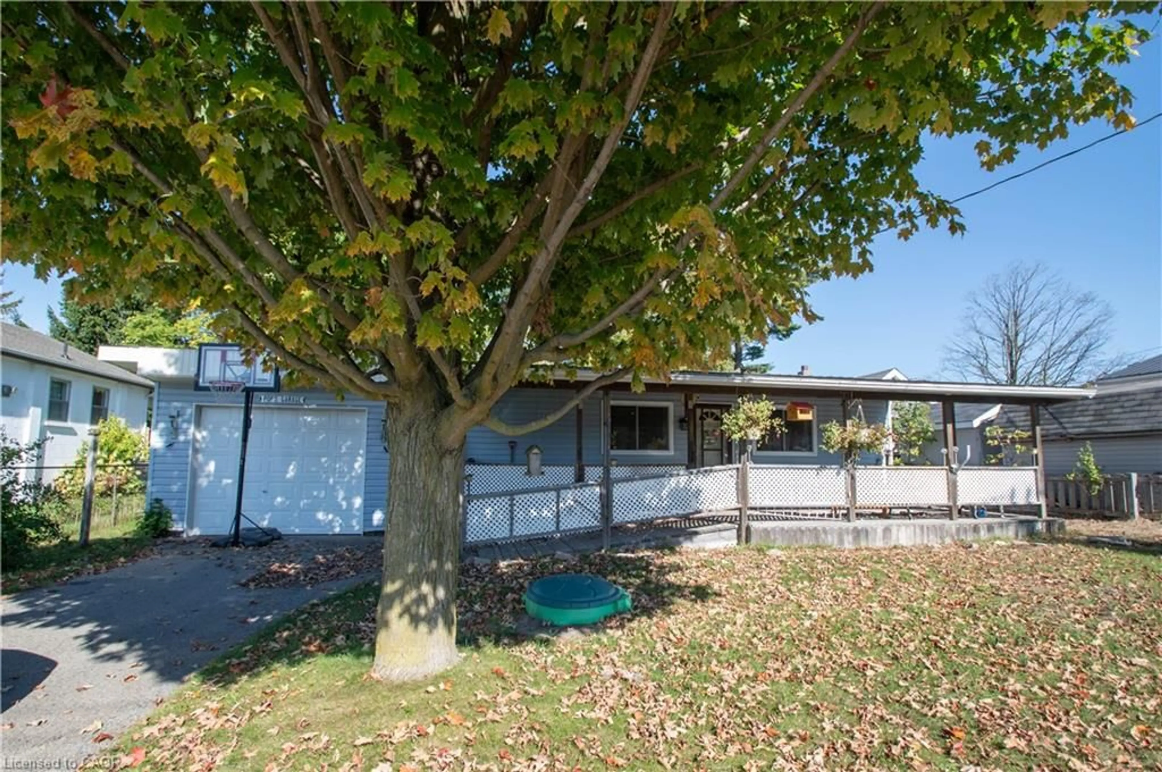 A pic from outside/outdoor area/front of a property/back of a property/a pic from drone, street for 19 Imperial St, Delhi Ontario N4B 1G6