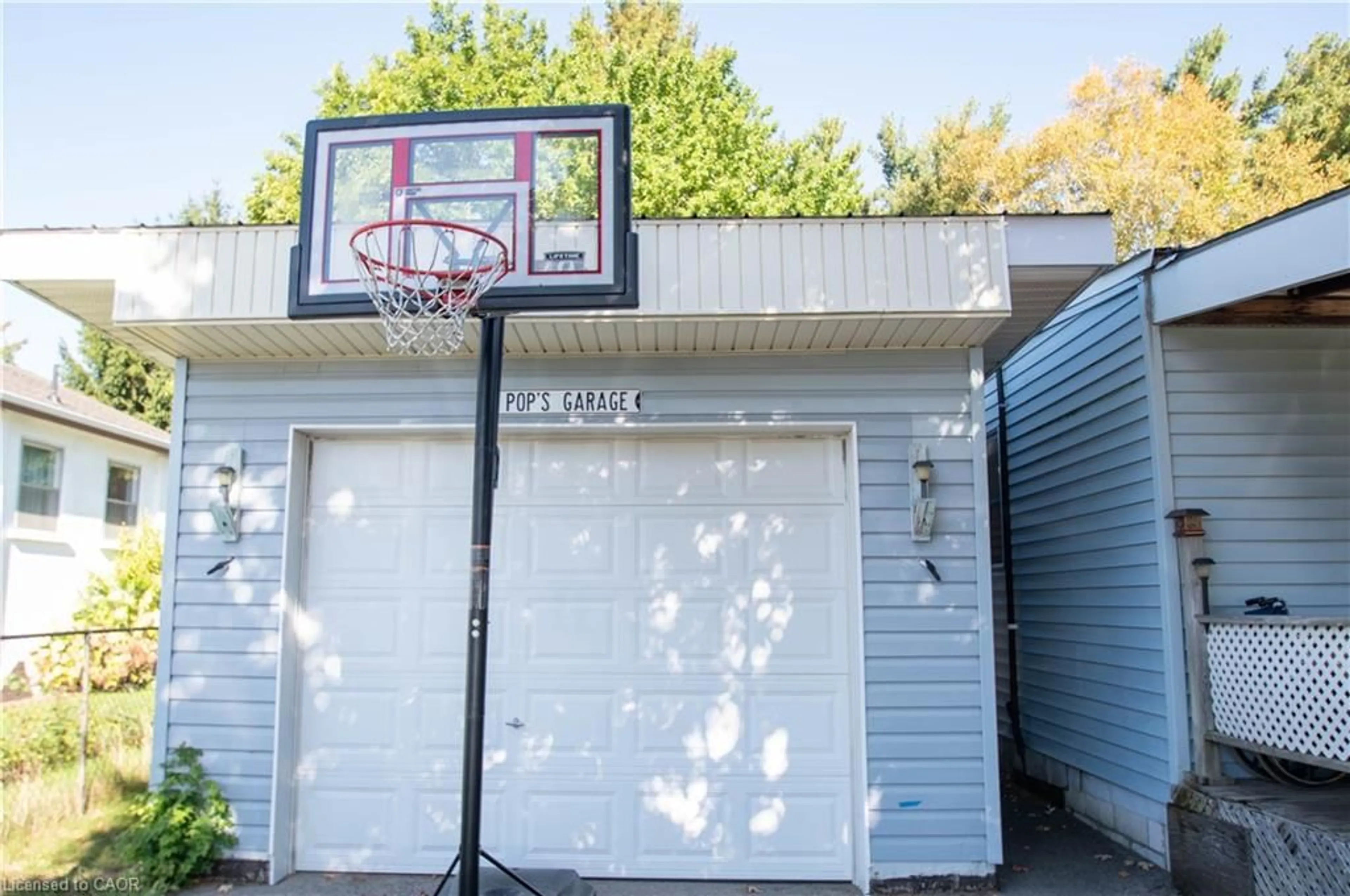 Indoor garage for 19 Imperial St, Delhi Ontario N4B 1G6