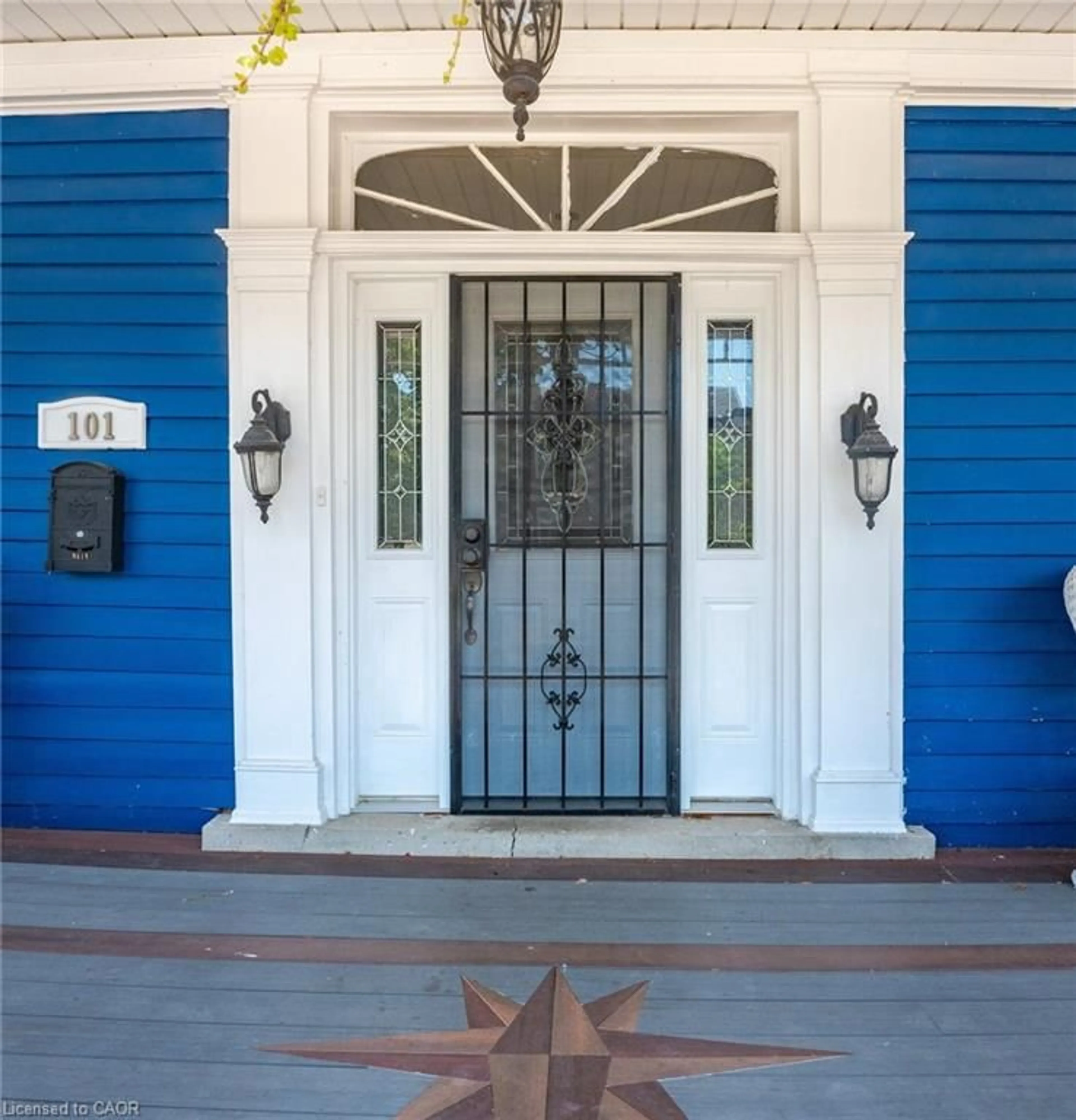 Indoor entryway for 101 Lock St, Dunnville Ontario N1A 1J6