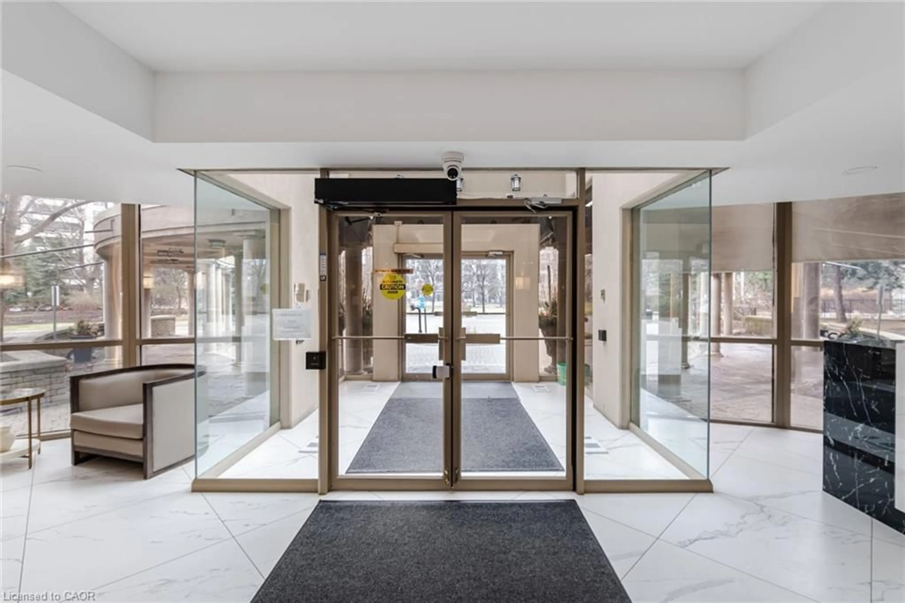 Indoor foyer for 45 Kingsbridge Garden Cir #3208, Mississauga Ontario L5R 3K4