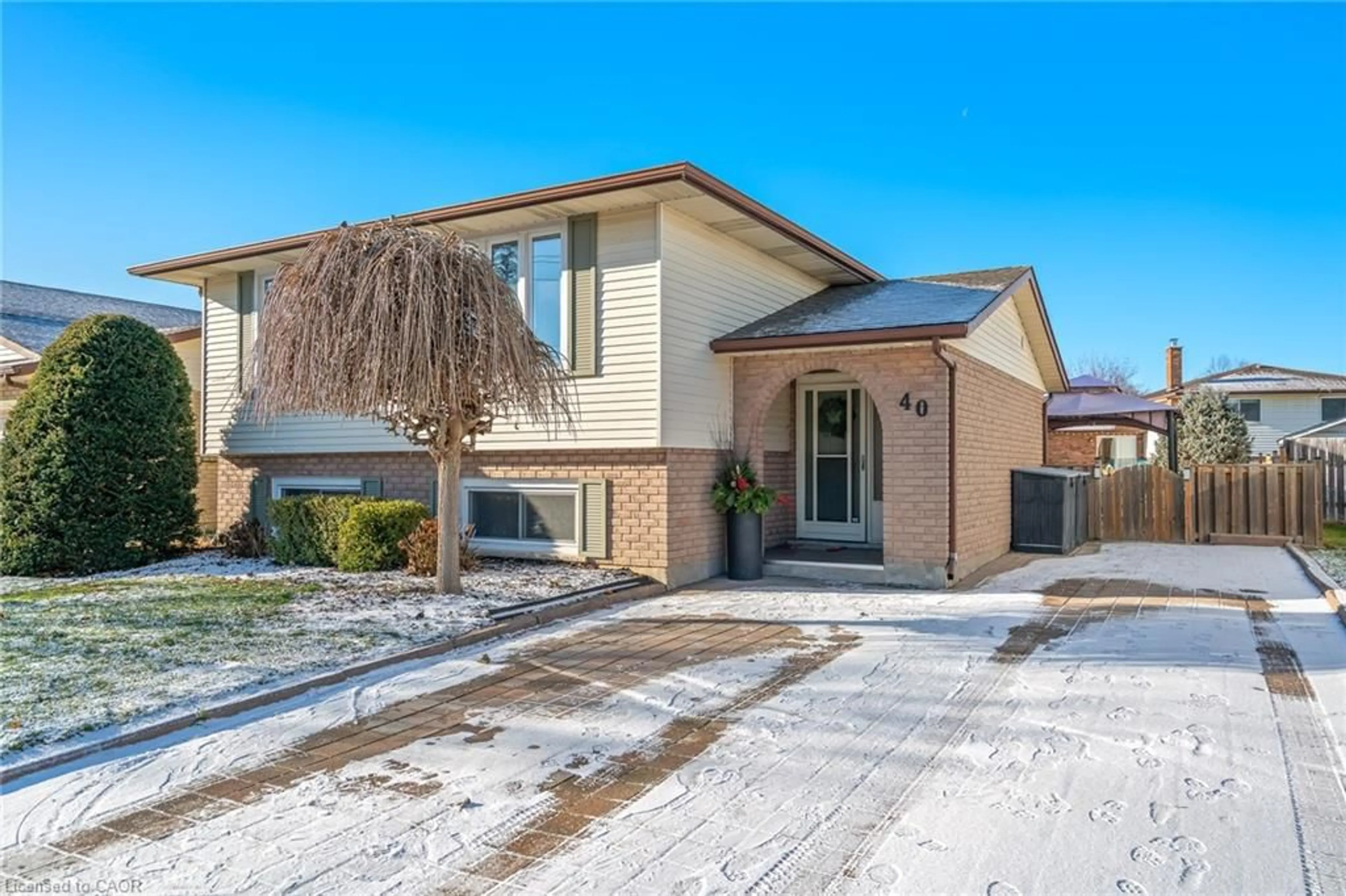 Home with brick exterior material, street for 40 Crestcombe Rd, St. Catharines Ontario L2S 2J4